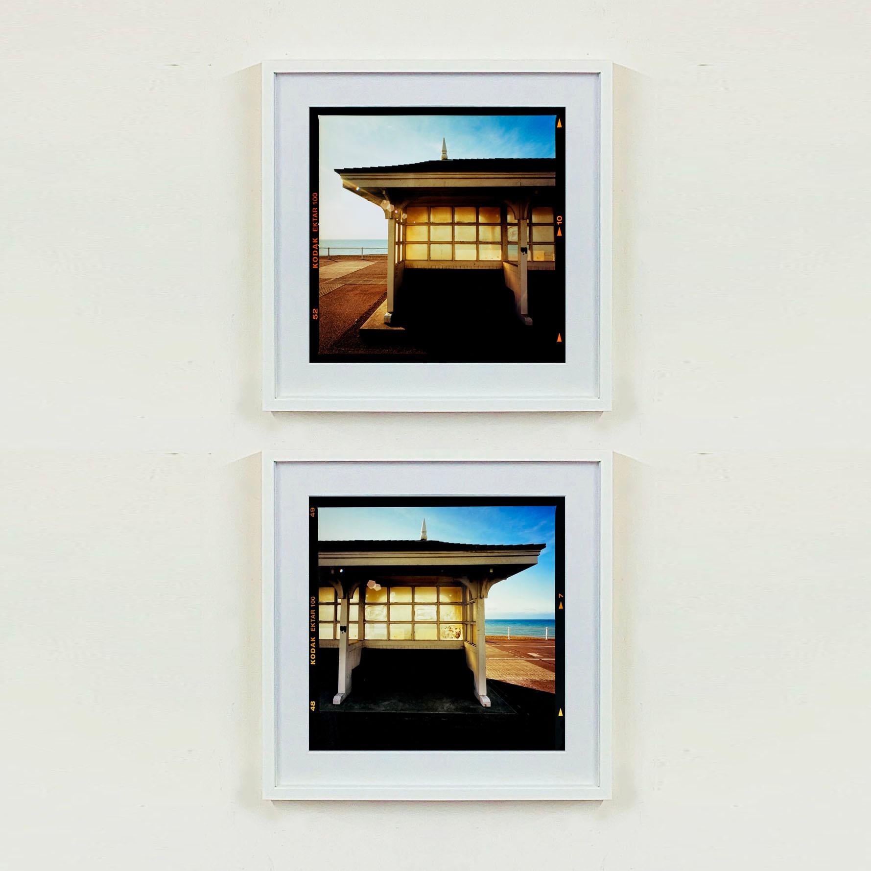 Seafront Shelter (links), St Leonards-on-Sea – Farbfotografie am britischen Meer (Zeitgenössisch), Print, von Richard Heeps