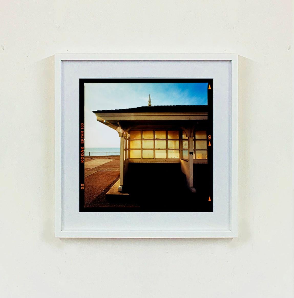 Seafront Shelter (links), St Leonards-on-Sea – Farbfotografie am britischen Meer (Schwarz), Print, von Richard Heeps
