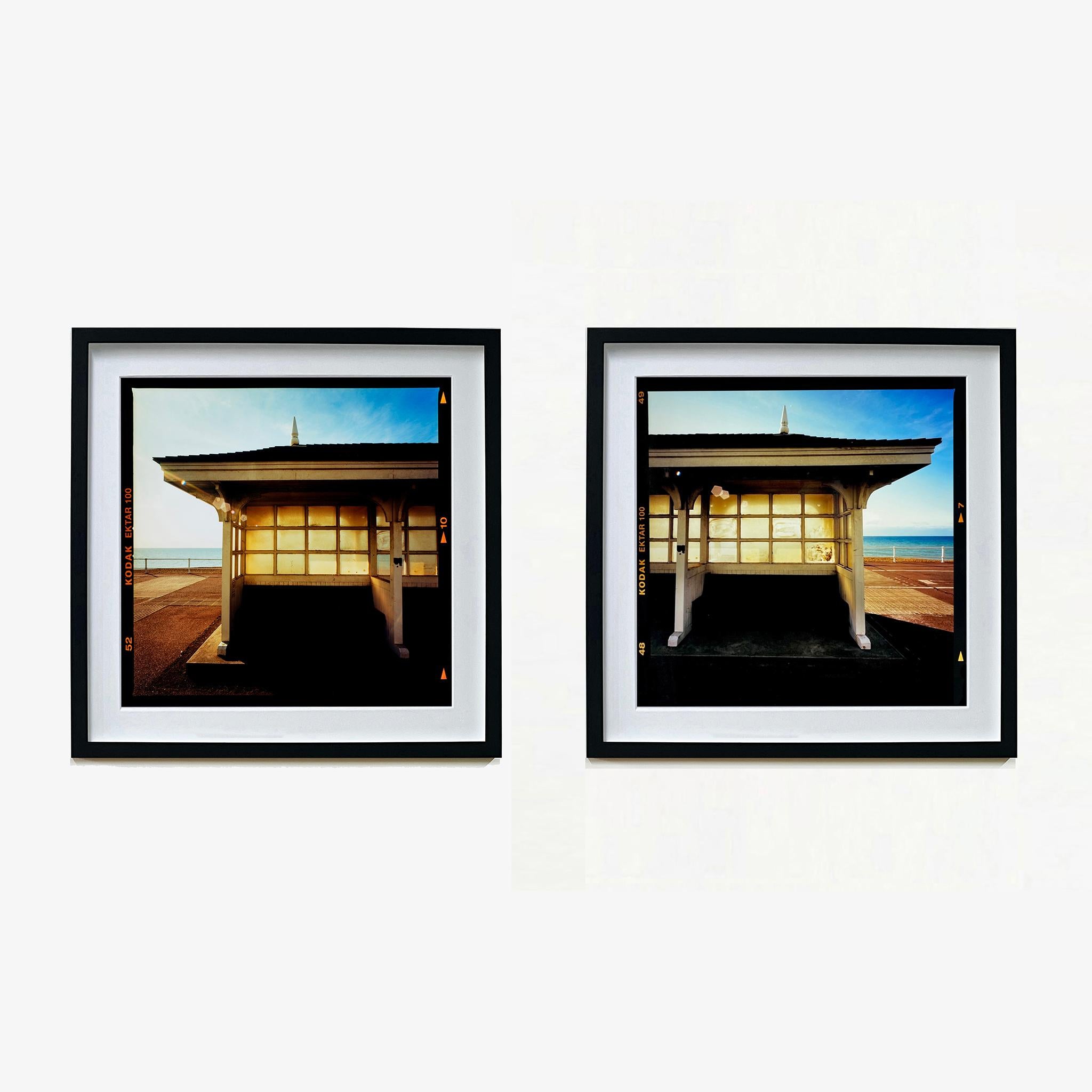 Schutzhütten am Meer sind typisch für die britische Küste, sie sind Teil der Identität einer Seaside Townes, mit Anspielungen auf verschiedene architektonische Traditionen. Foto aus der Serie On-Sea von Richard Heeps.

Dieses Kunstwerk ist ein auf