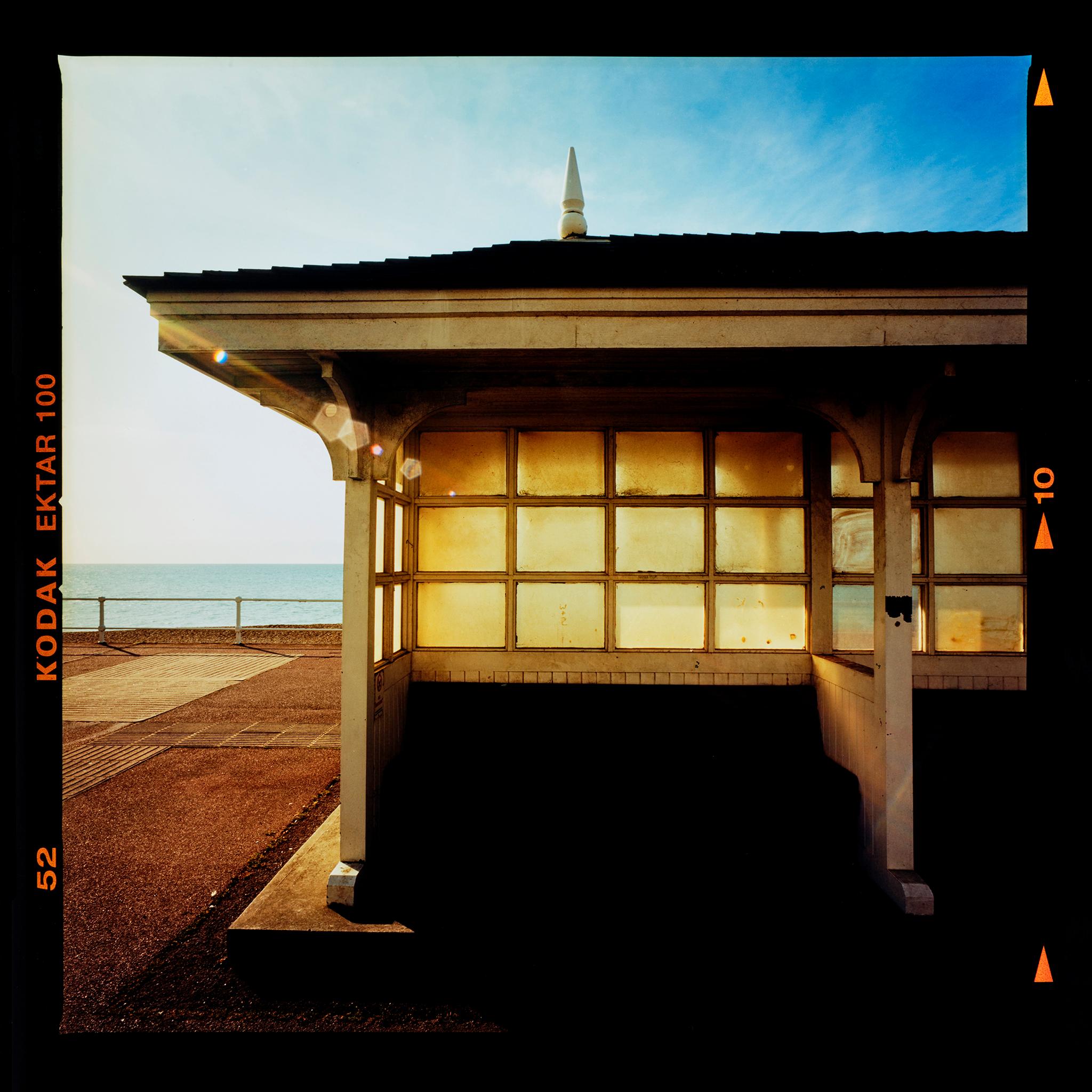 Richard Heeps Print – Seafront Shelter (links), St Leonards-on-Sea – Farbfotografie am britischen Meer