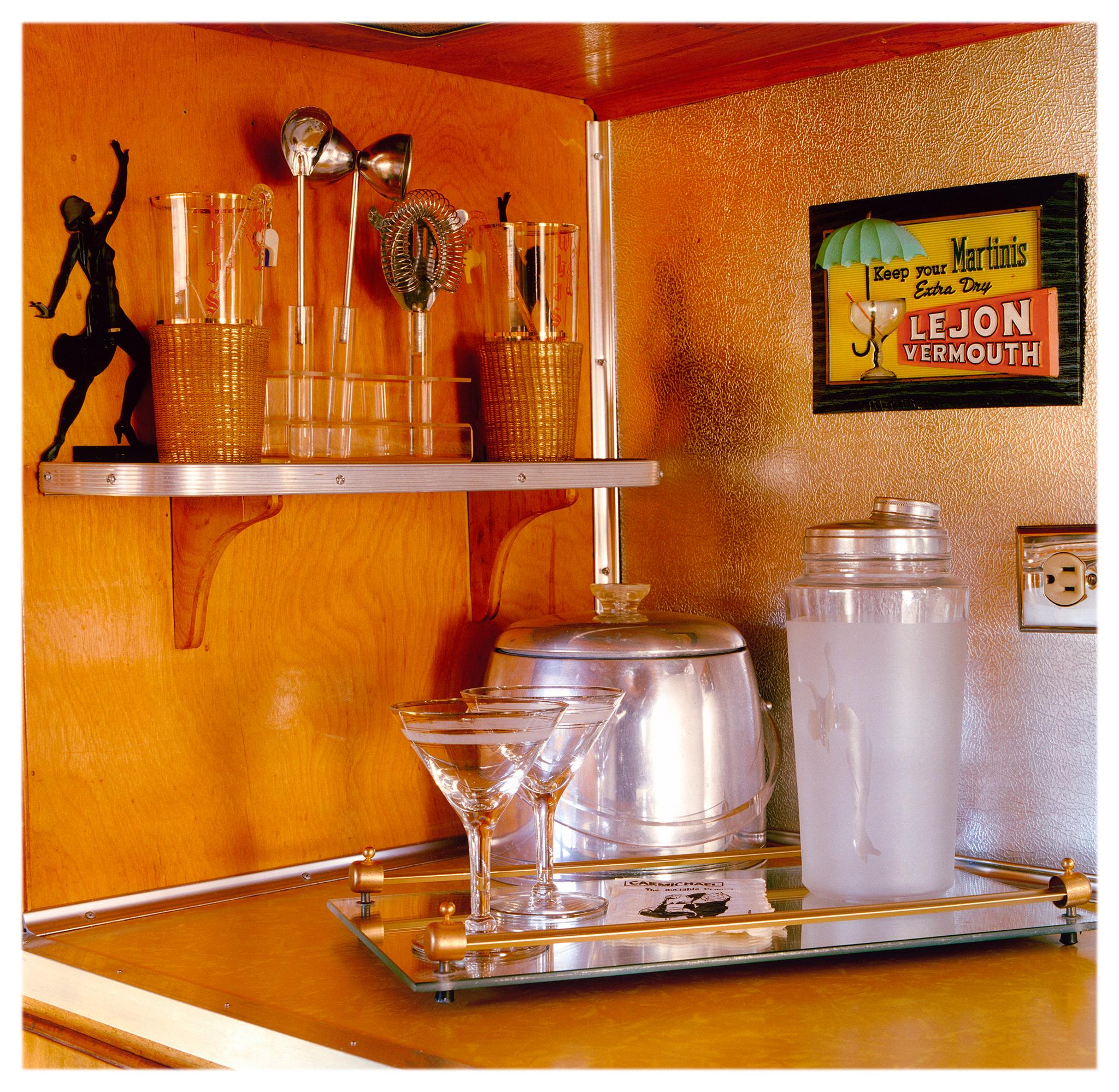 Ensemble de quatre photographies couleur encadrées Americana Mid-Century Style de vie américain - Beige Print par Richard Heeps