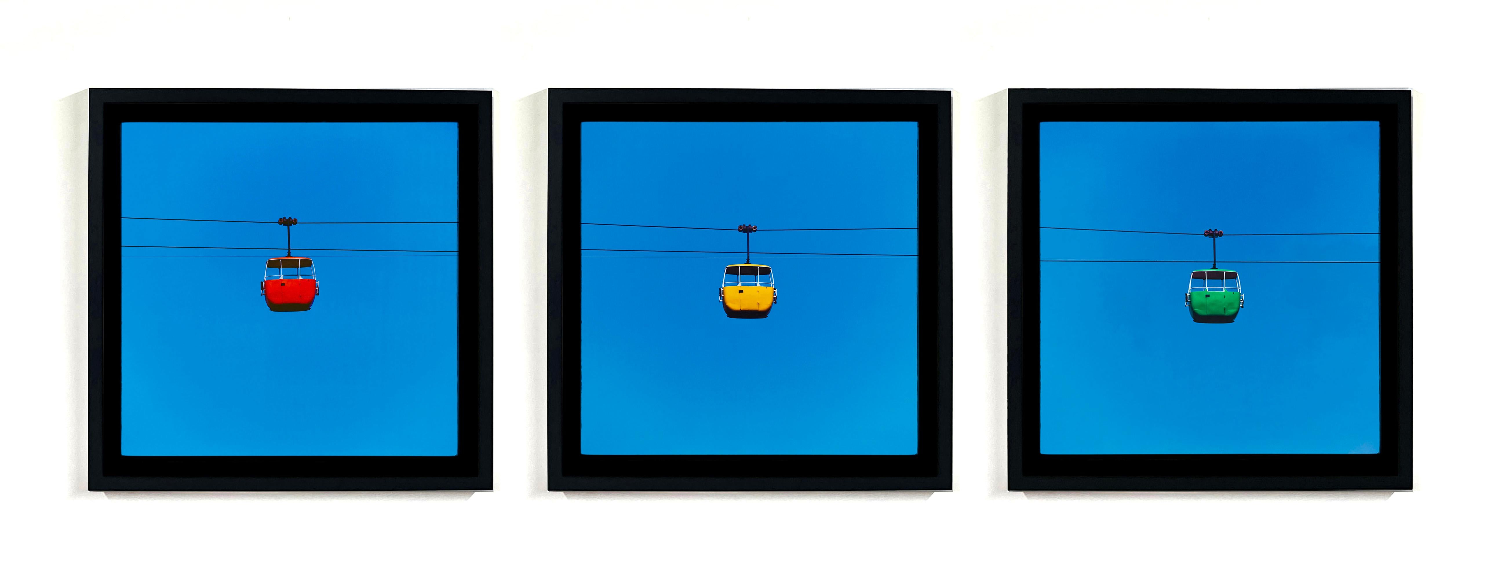 Dreiteiliges Set gerahmter Seilbahnbilder – „Blue Sky Minimalism“, mehrfarbige Fotografie
