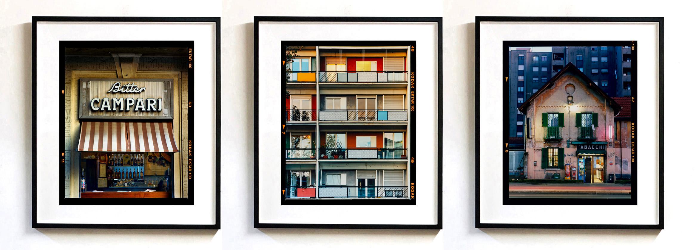 Ensemble de trois photographies d'architecture italienne de Milan encadrées - Print de Richard Heeps