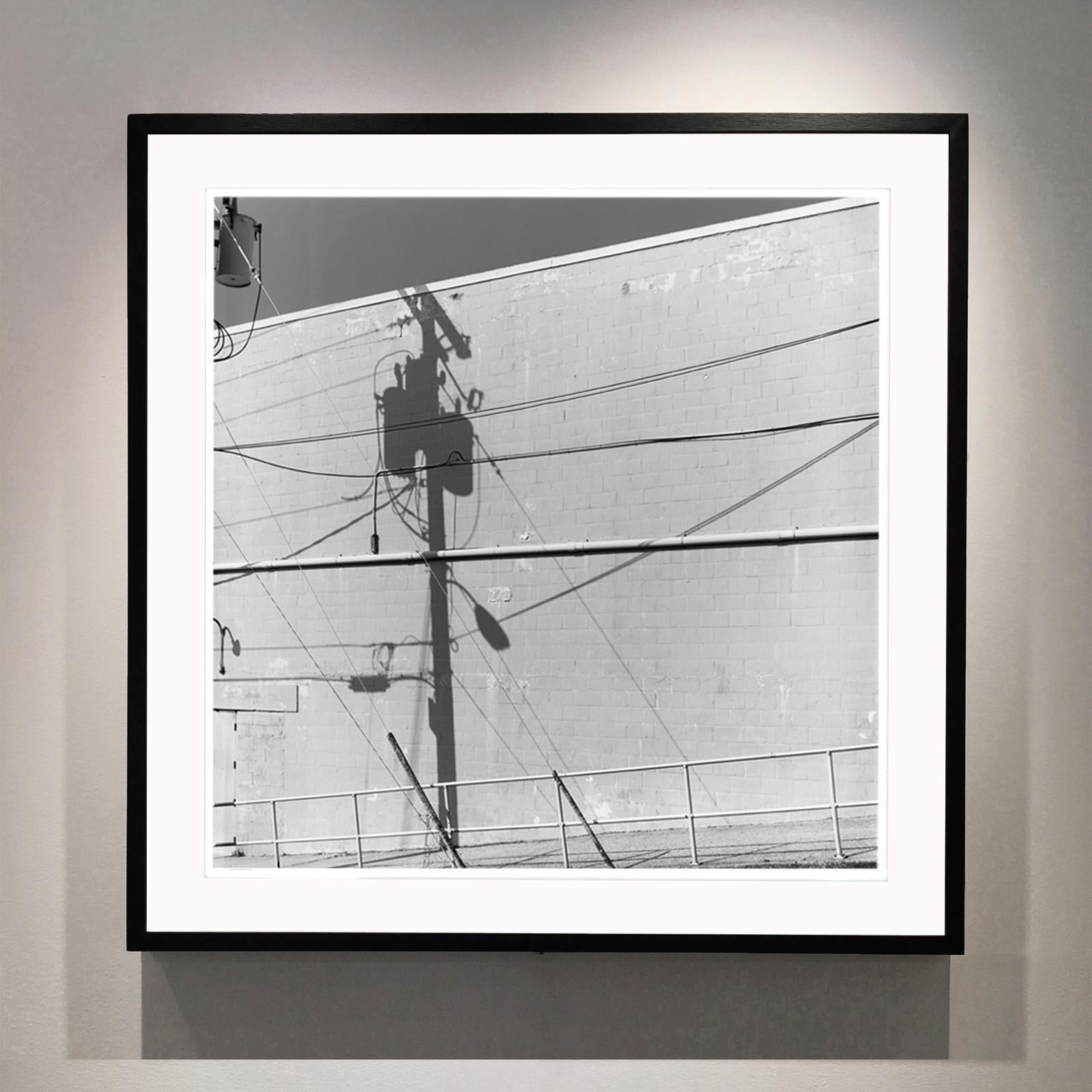 Shadow Lines, Wildwood, New Jersey – amerikanische quadratische Fotografie in Schwarz-Weiß – Photograph von Richard Heeps