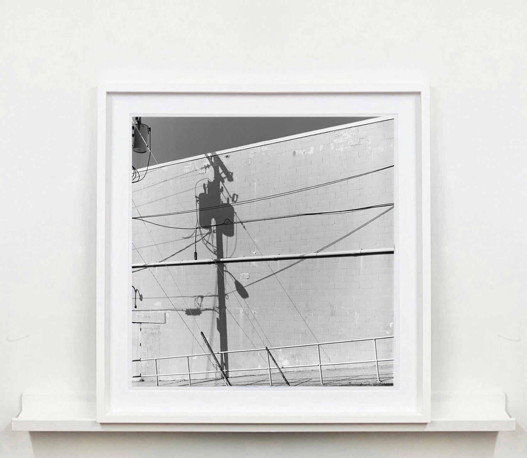 Shadow Lines, Wildwood, New Jersey – amerikanische quadratische Fotografie in Schwarz-Weiß (Zeitgenössisch), Photograph, von Richard Heeps
