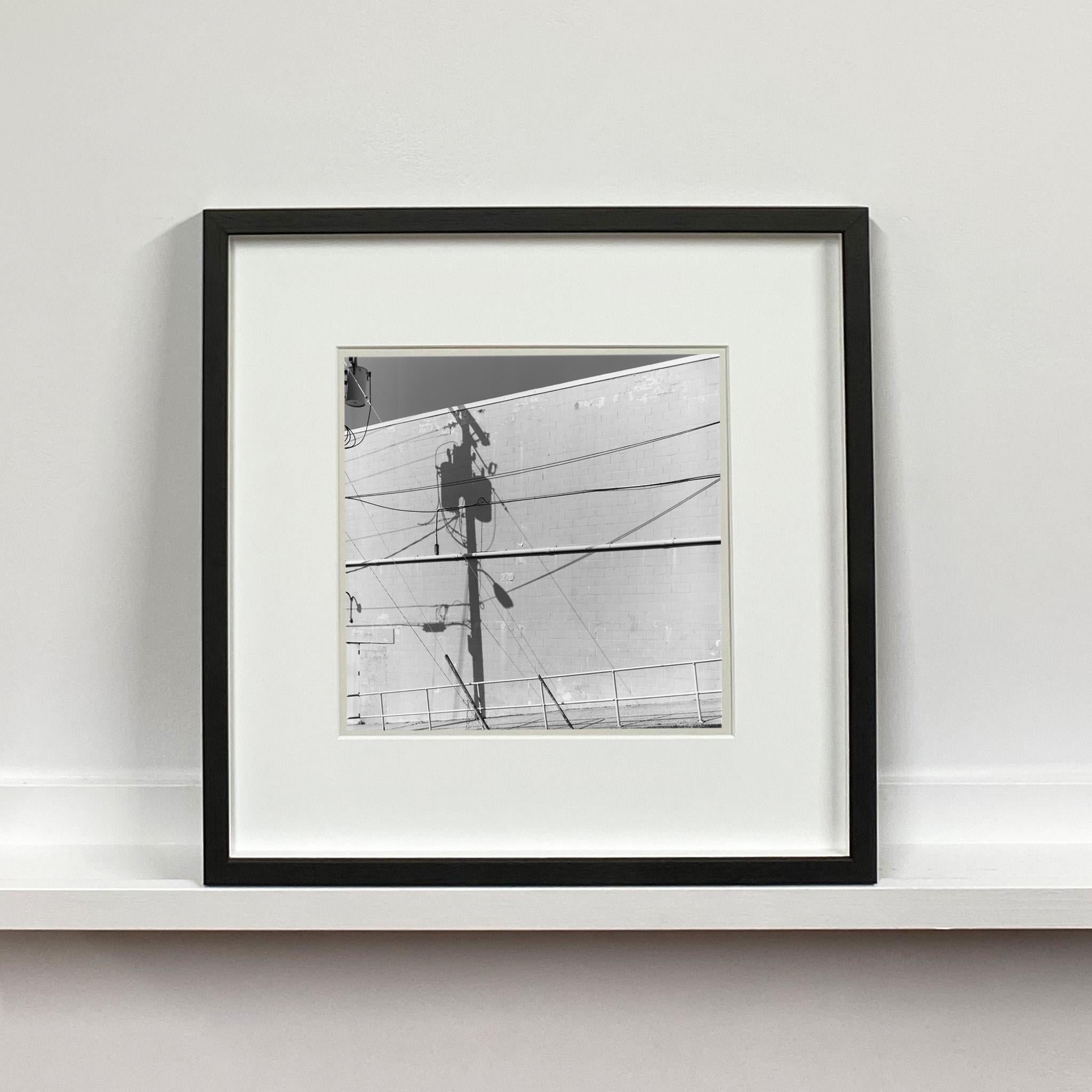 Shadow Lines, Wildwood, New Jersey – amerikanische quadratische Fotografie in Schwarz-Weiß im Angebot 1