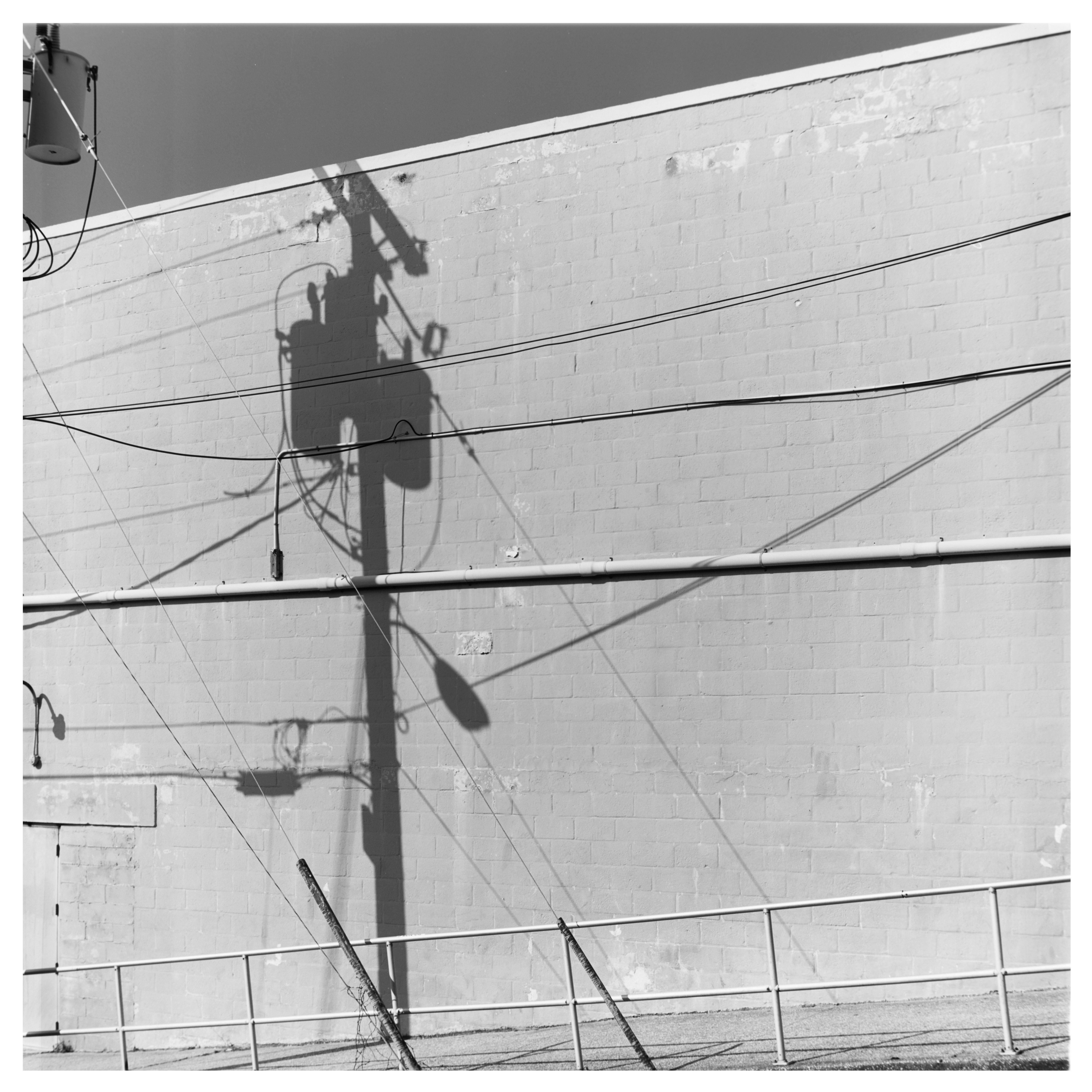 Still-Life Photograph Richard Heeps - Wildwood, New Jersey - Photographie carrée américaine en noir et blanc « Shadow Lines »