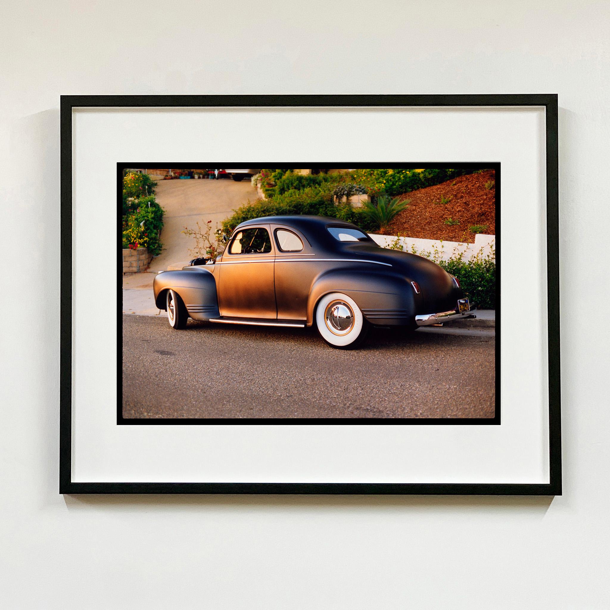 Shelley's '41 Plymouth, Kalifornien - American Road Trip Farbfotografie – Photograph von Richard Heeps
