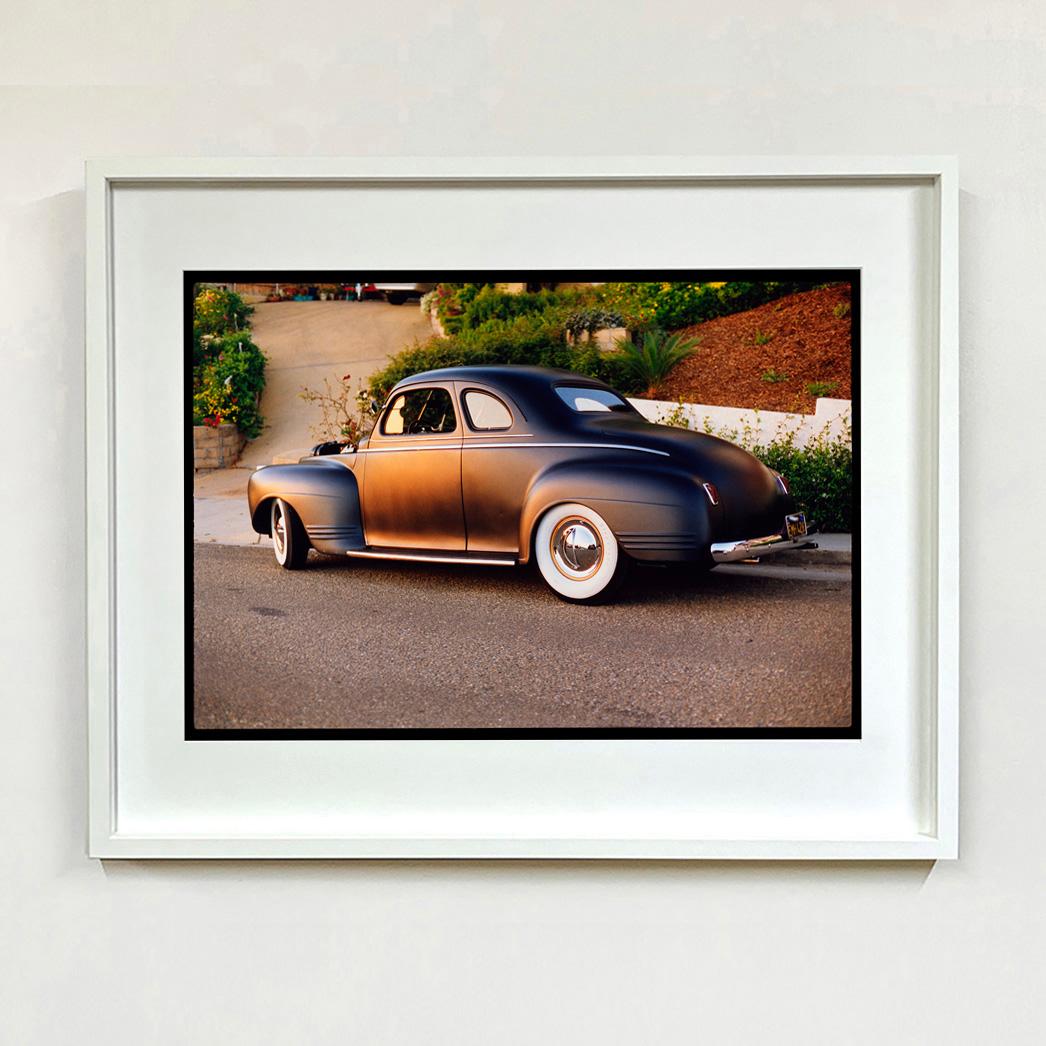 Shelley's '41 Plymouth, Kalifornien - American Road Trip Farbfotografie (Zeitgenössisch), Photograph, von Richard Heeps