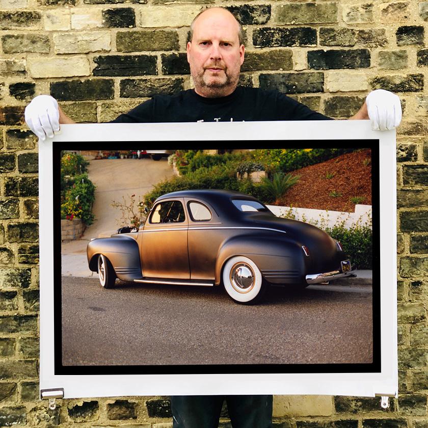 Shelley's '41 Plymouth, Kalifornien - American Road Trip Farbfotografie (Schwarz), Portrait Photograph, von Richard Heeps