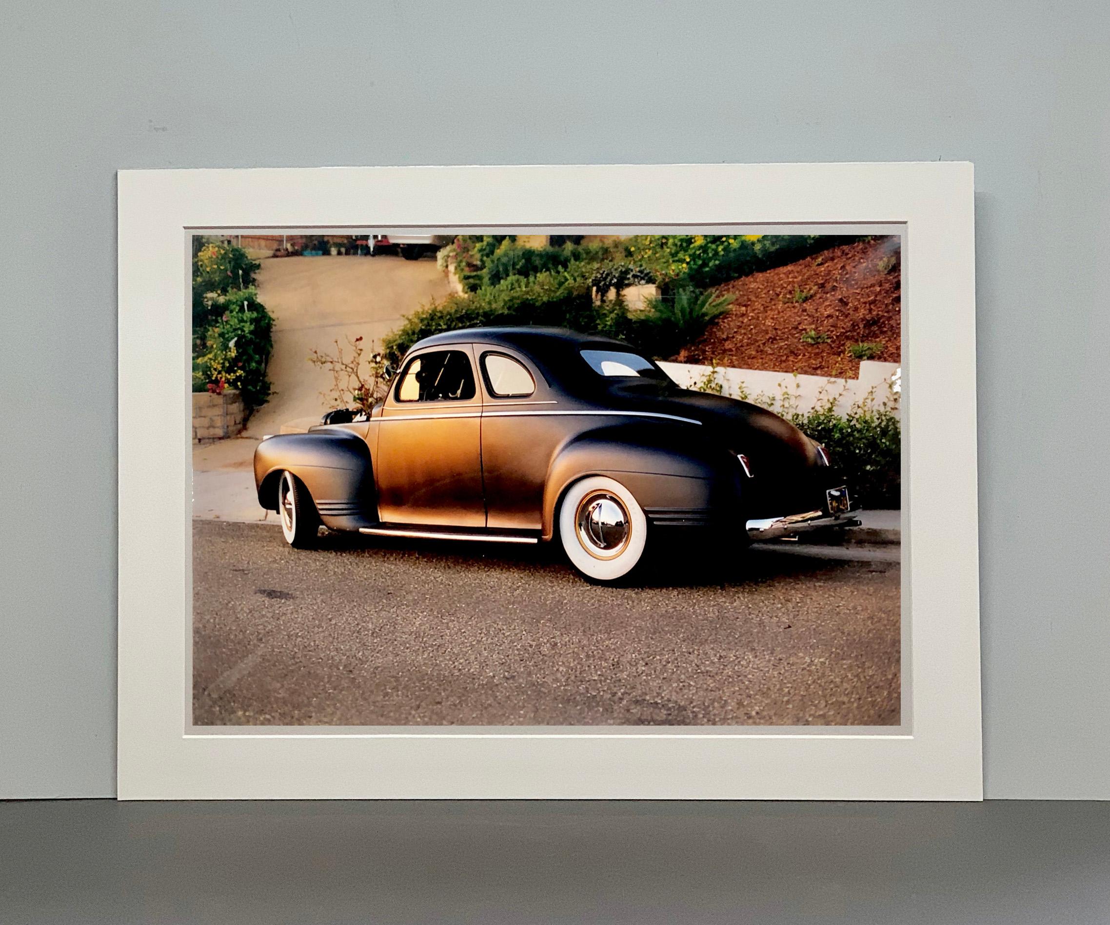 Shelly's '41 Plymouth, Kalifornien - Dream in Color Serie - Vintage-Auto-Foto (Zeitgenössisch), Print, von Richard Heeps