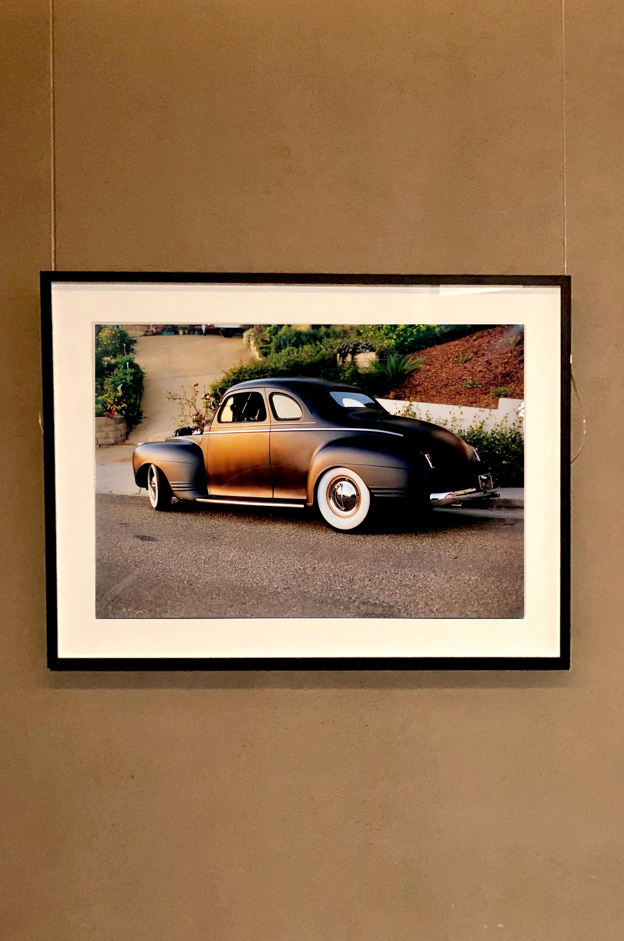 Shelly's '41 Plymouth, Kalifornien - Dream in Color Serie - Vintage-Auto-Foto (Schwarz), Color Photograph, von Richard Heeps