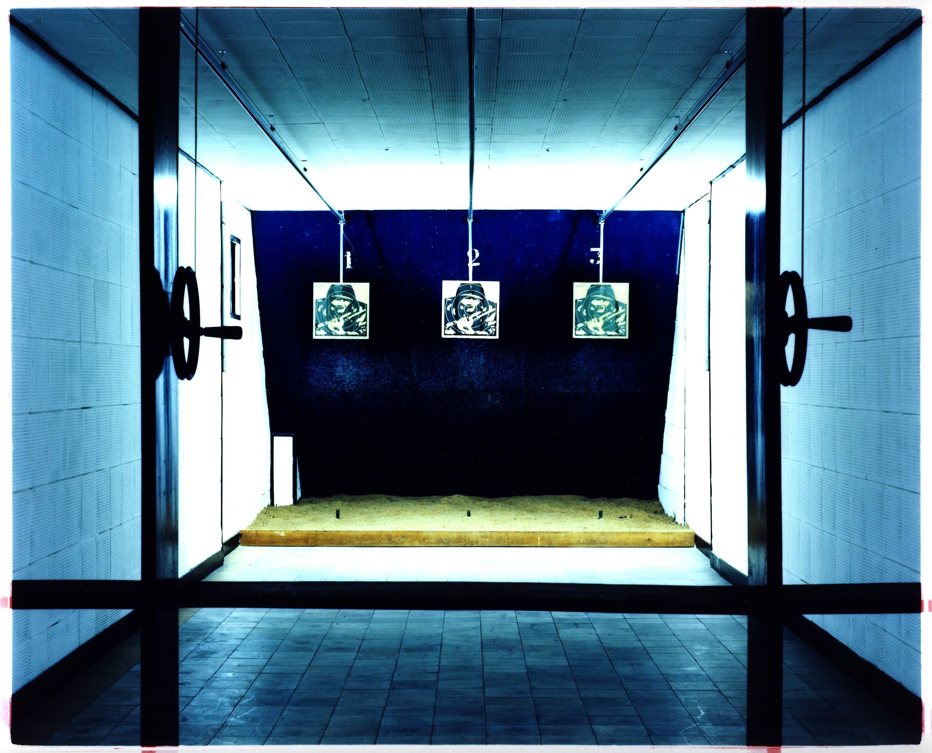 Richard Heeps Color Photograph – Shooting Alley, Ho-Chi-Minh-Stadt, Vietnam - Blaue Farbfotografie