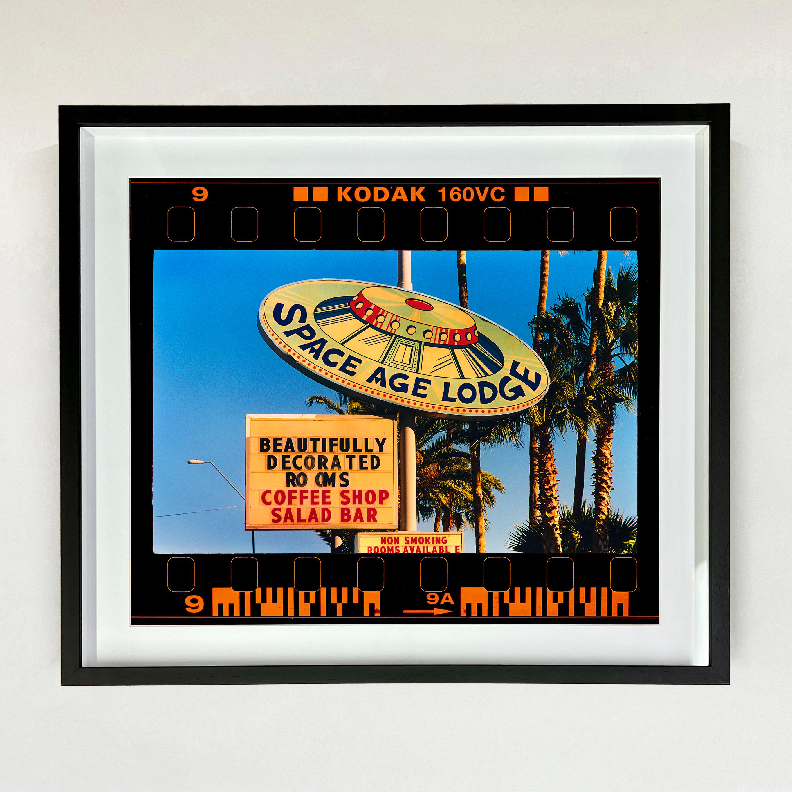 Space Age Lodge, Gila Bend, Arizona – Googie-Schild-Foto aus der Mitte des Jahrhunderts – Photograph von Richard Heeps