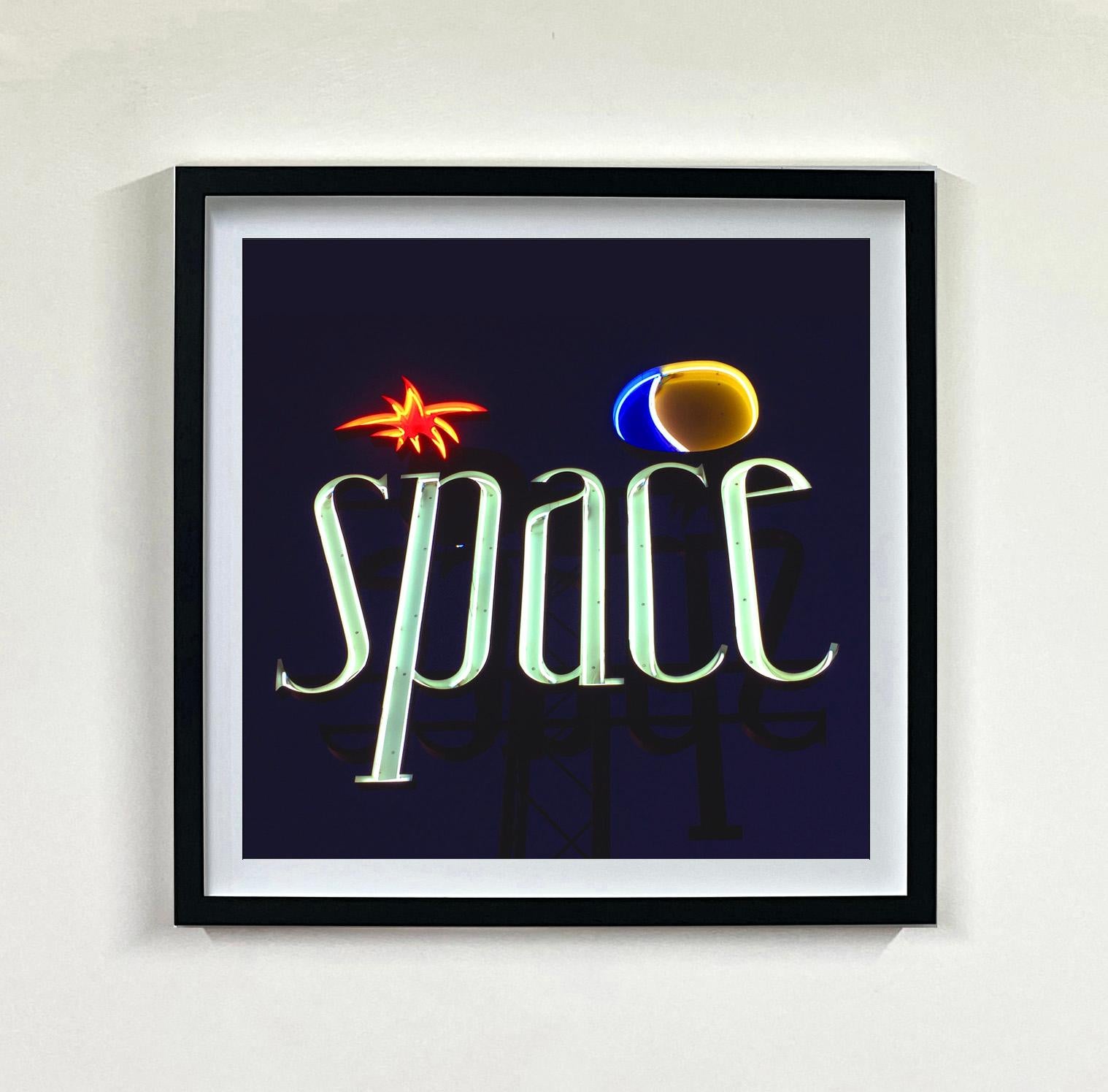 L'espace, Ibiza, les îles balnéaires encadré - Photographie d'enseigne en couleur contemporaine - Noir Color Photograph par Richard Heeps