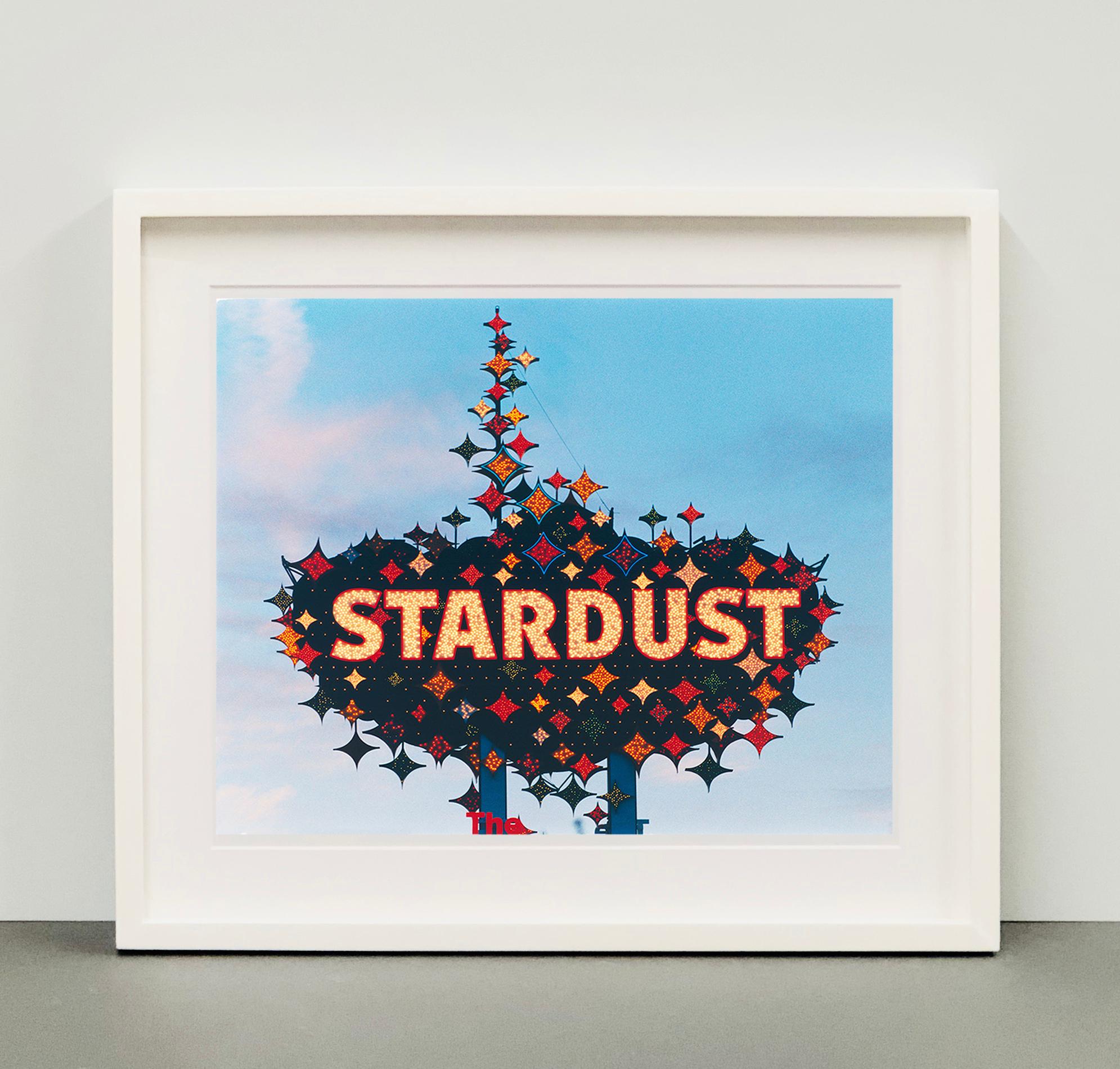 Stardust, Las Vegas, Nevada – amerikanische Pop-Art-Farbfotografie (Blau), Print, von Richard Heeps