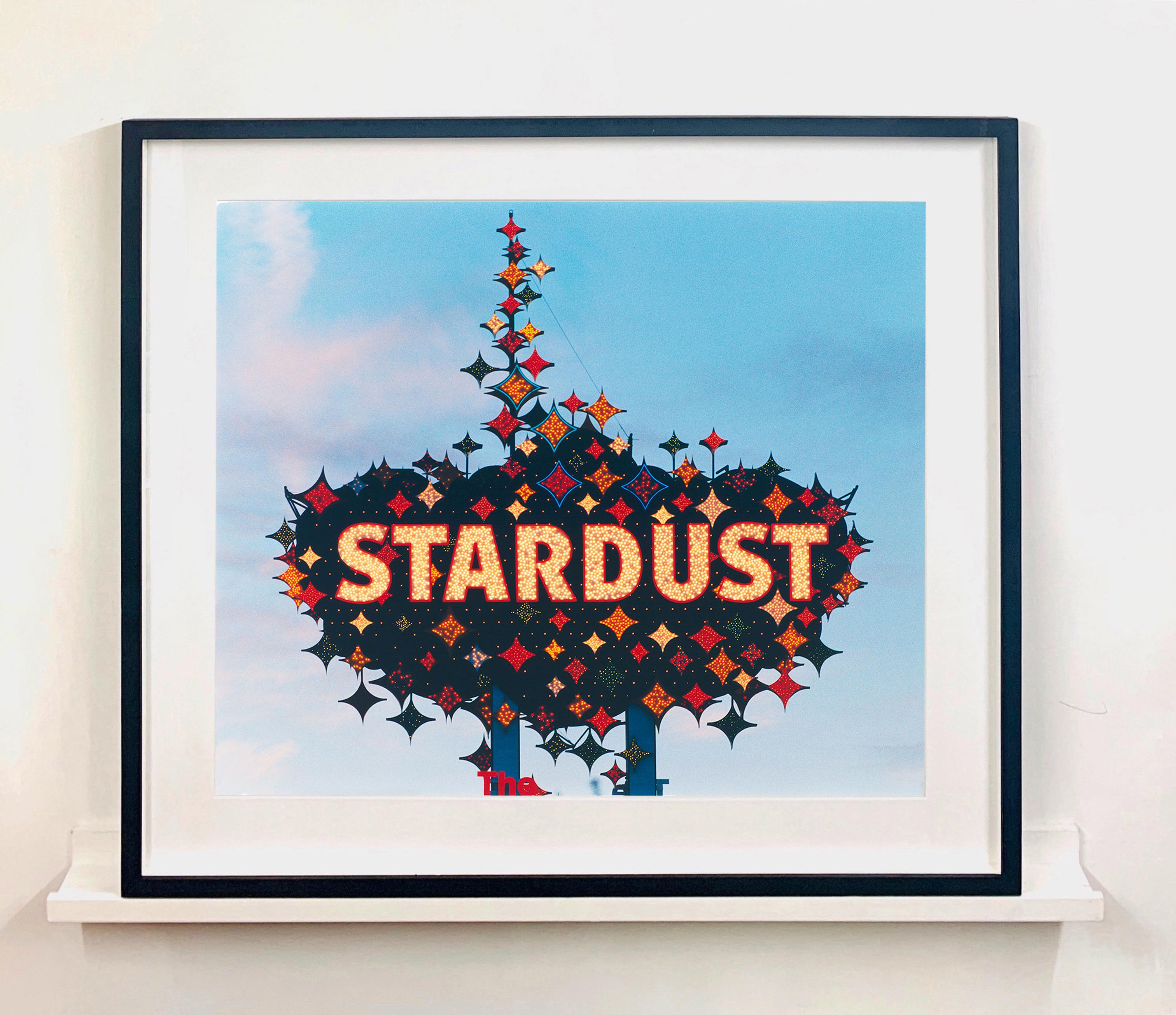 Stardust, Las Vegas – Vintage Vegas Pop-Art-Farbfotografie (Blau), Print, von Richard Heeps