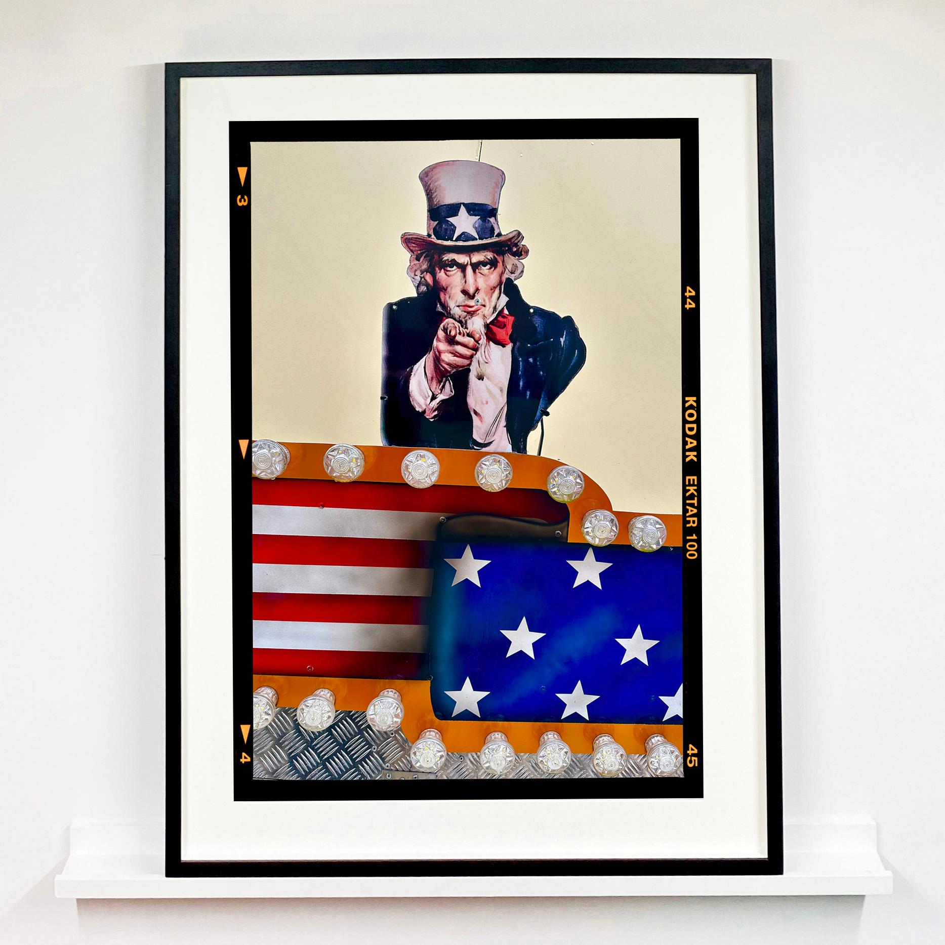 Stars & Stripes Sam - Photographie couleur Pop Art - Print de Richard Heeps