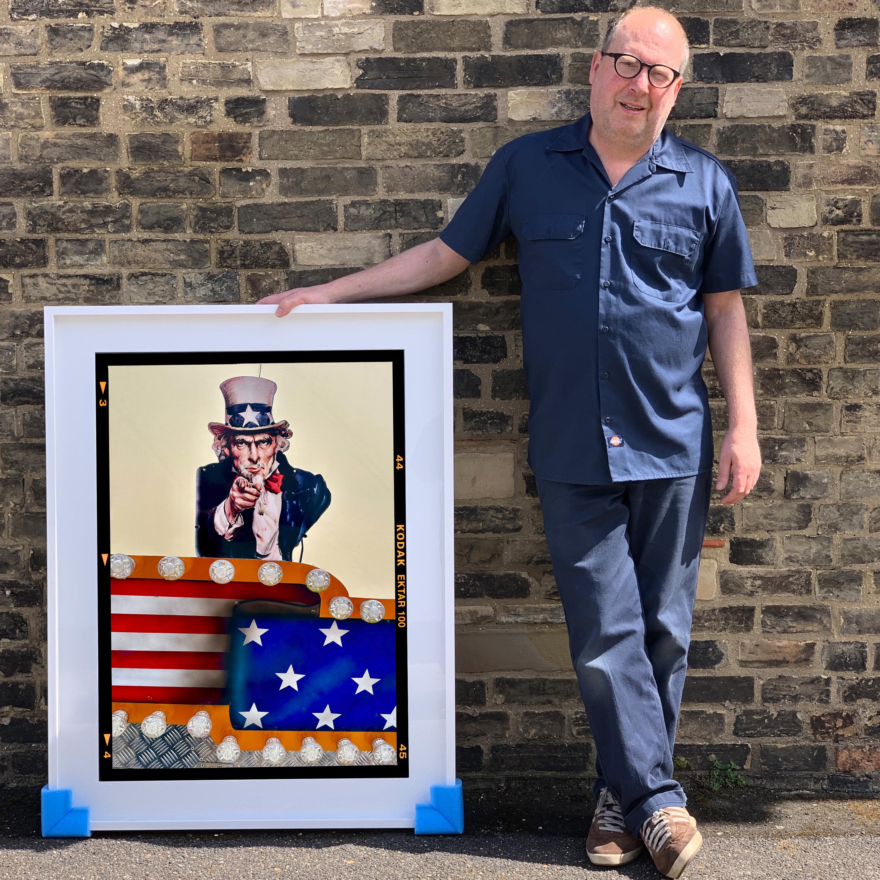 Stars & Stripes Sam - Photographie couleur Pop Art - Beige Print par Richard Heeps