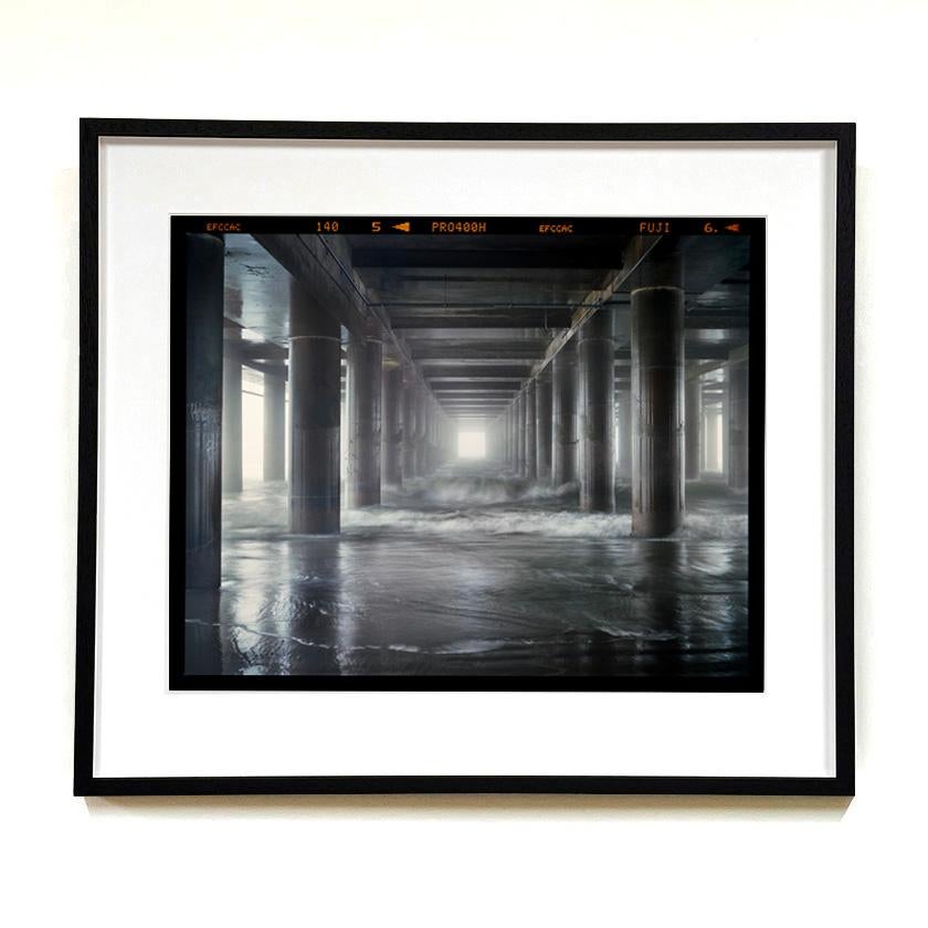 Muelle de acero, Atlantic City, Nueva Jersey - Fotografía monocroma de arquitectura costera - Photograph Contemporáneo de Richard Heeps