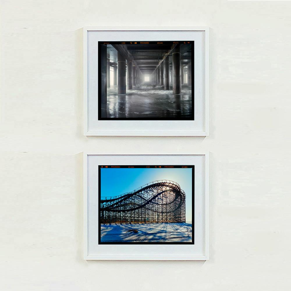 Steel Pier, Atlantic City, New Jersey - Architecture de bord de mer Photo monochrome - Noir Color Photograph par Richard Heeps