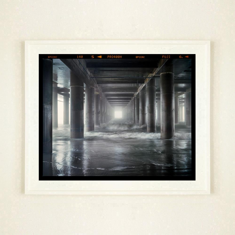 Muelle de acero, Atlantic City, Nueva Jersey - Fotografía monocroma de arquitectura costera - Color Photograph Negro de Richard Heeps