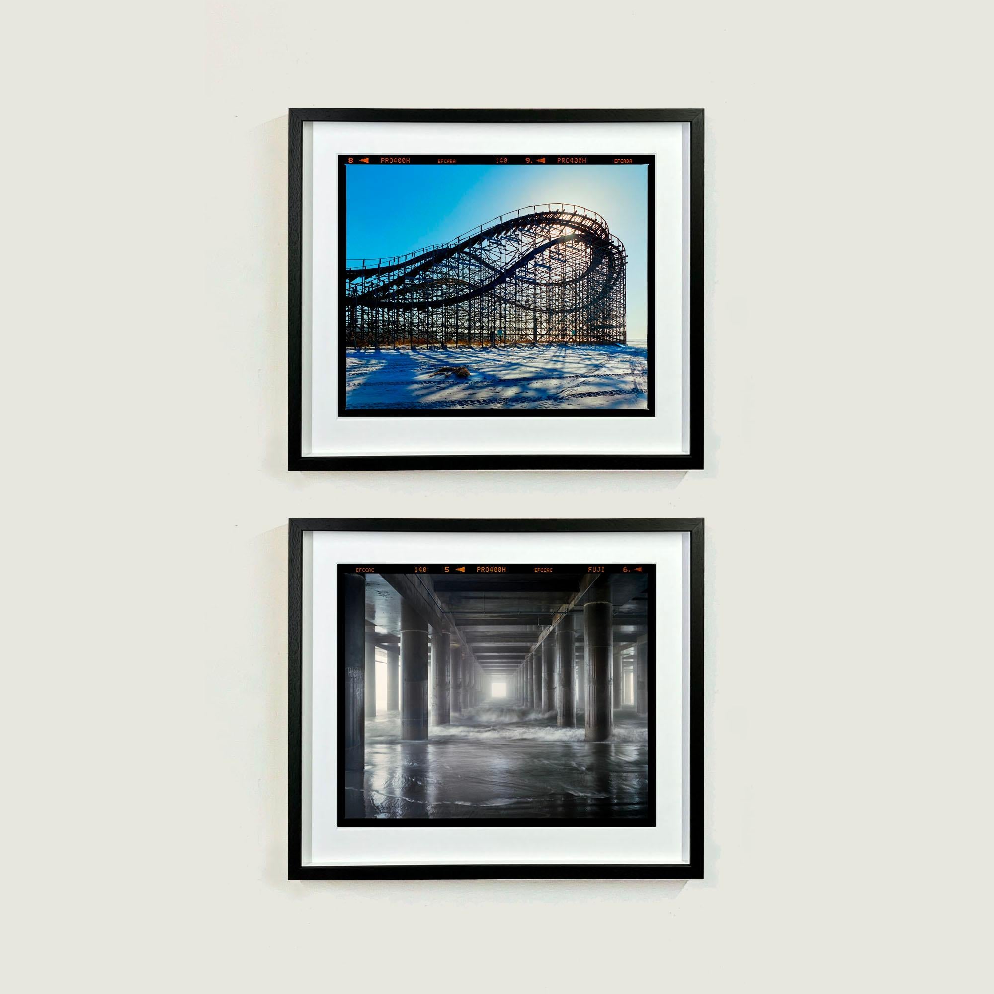 Steel Pier, Atlantic City, photographie d'architecture balnéaire de Richard Heeps. Capturé au petit matin après une tempête, l'air marin brumeux sous la structure dramatique crée une œuvre d'art atmosphérique et monochrome.

Cette œuvre est une