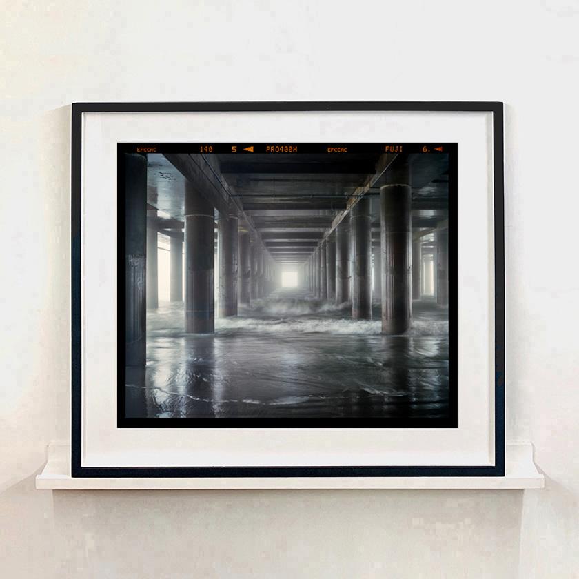 Muelle de acero, Atlantic City, Nueva Jersey - Fotografía monocroma de arquitectura costera en venta 2