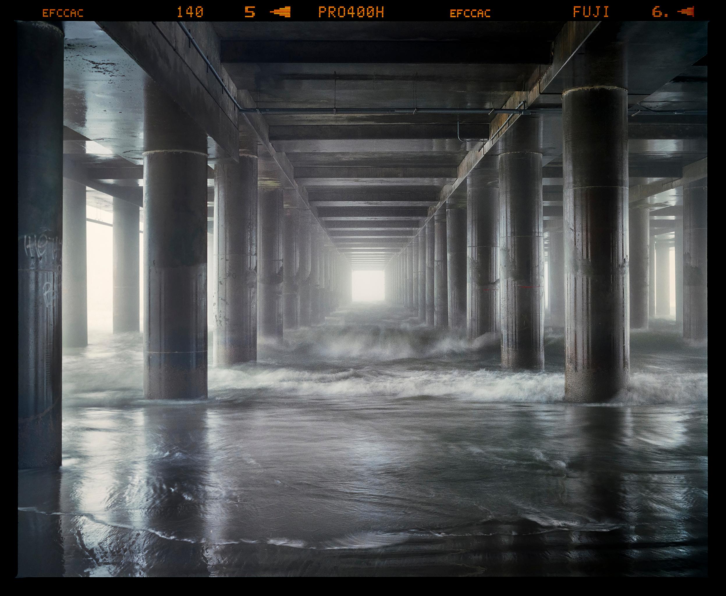 Color Photograph Richard Heeps - Steel Pier, Atlantic City, New Jersey - Architecture de bord de mer Photo monochrome