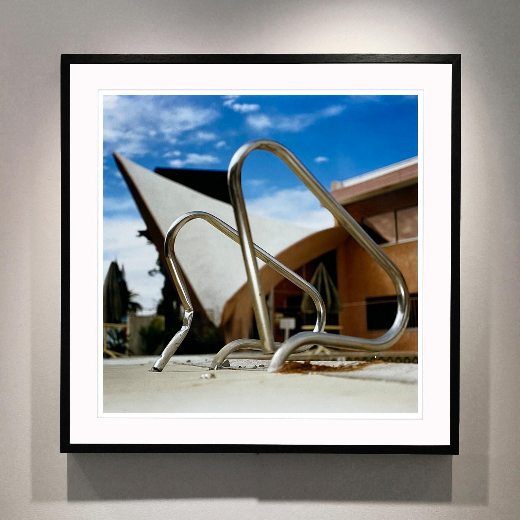 Pasos - Piscina del Motel La Concha, Las Vegas - American Color Photography - Print de Richard Heeps