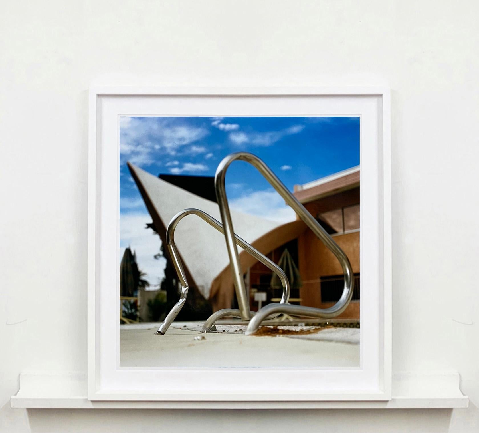 Pasos - Piscina del Motel La Concha, Las Vegas - American Color Photography - Print Contemporáneo de Richard Heeps