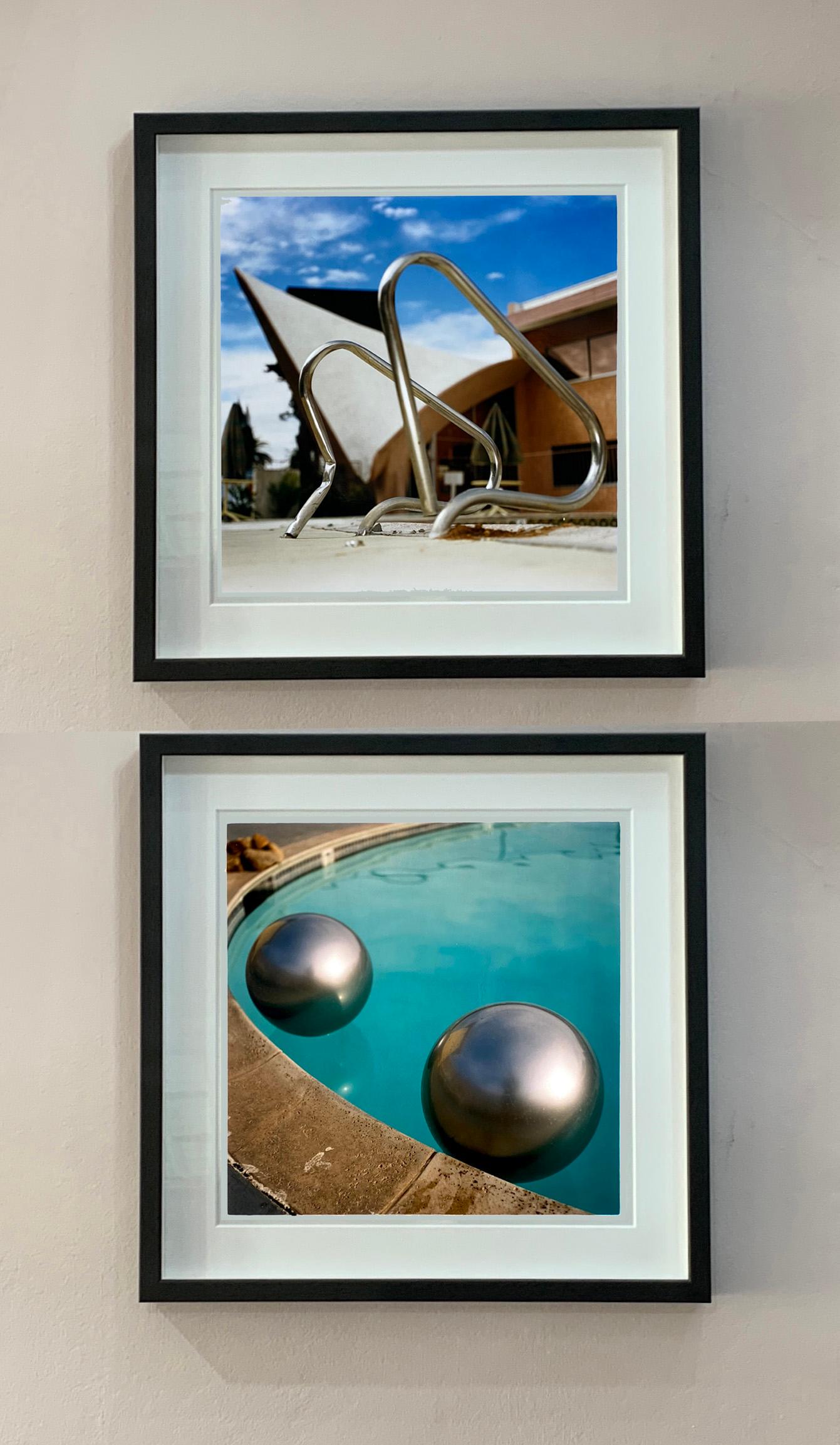 Pasos en la piscina del Motel La Concha Las Vegas. Parte de Richard Heeps  Serie Sueño en color. Este motel forma parte de la historia de Las Vegas, diseñado por Paul Williams, es sinónimo de la arquitectura de estilo Googie popular en América en