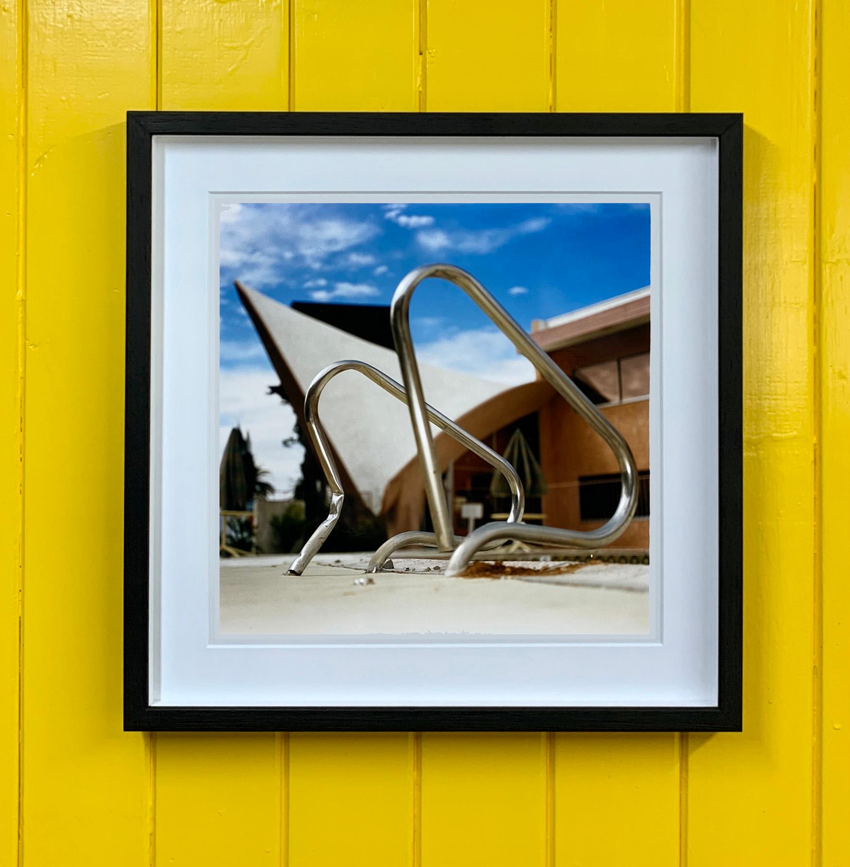 Pasos - Piscina del Motel La Concha, Las Vegas - American Color Photography en venta 4