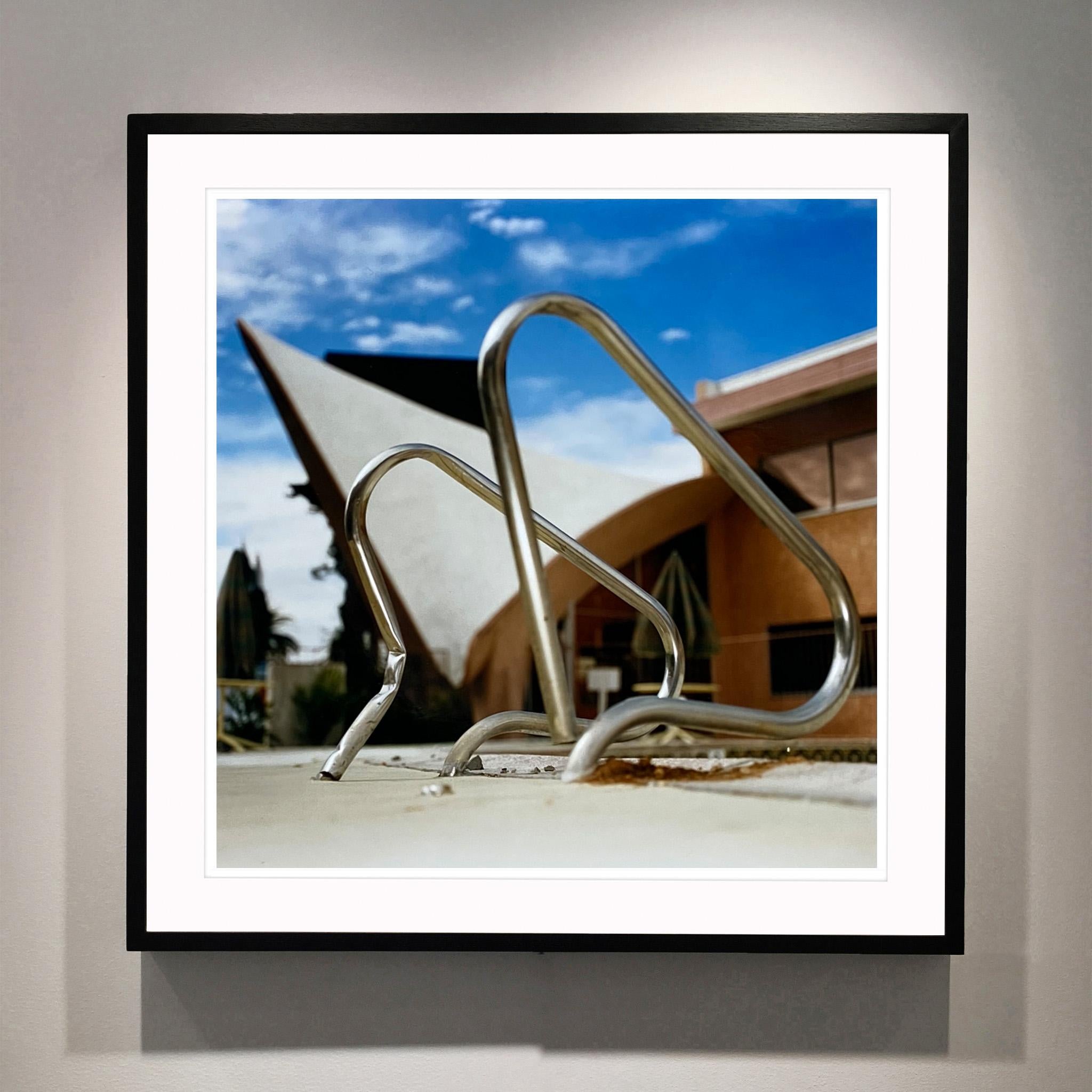 Steps – La Concha Motel Pool, Las Vegas – amerikanische Farbfotografie – Print von Richard Heeps