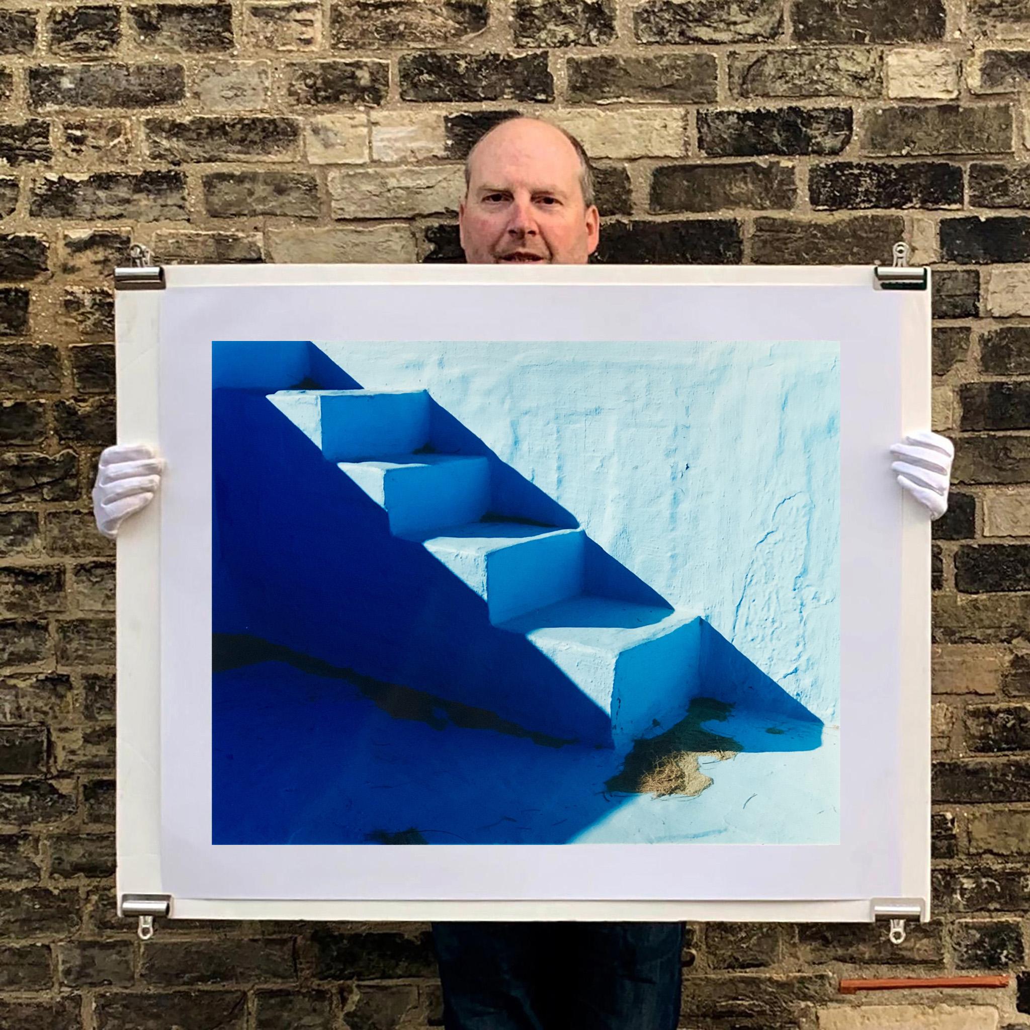 Steps, Zzyzx Resort-Pool, Soda Dry Lake, Kalifornien – Minimalistische blaue Fotografie – Photograph von Richard Heeps