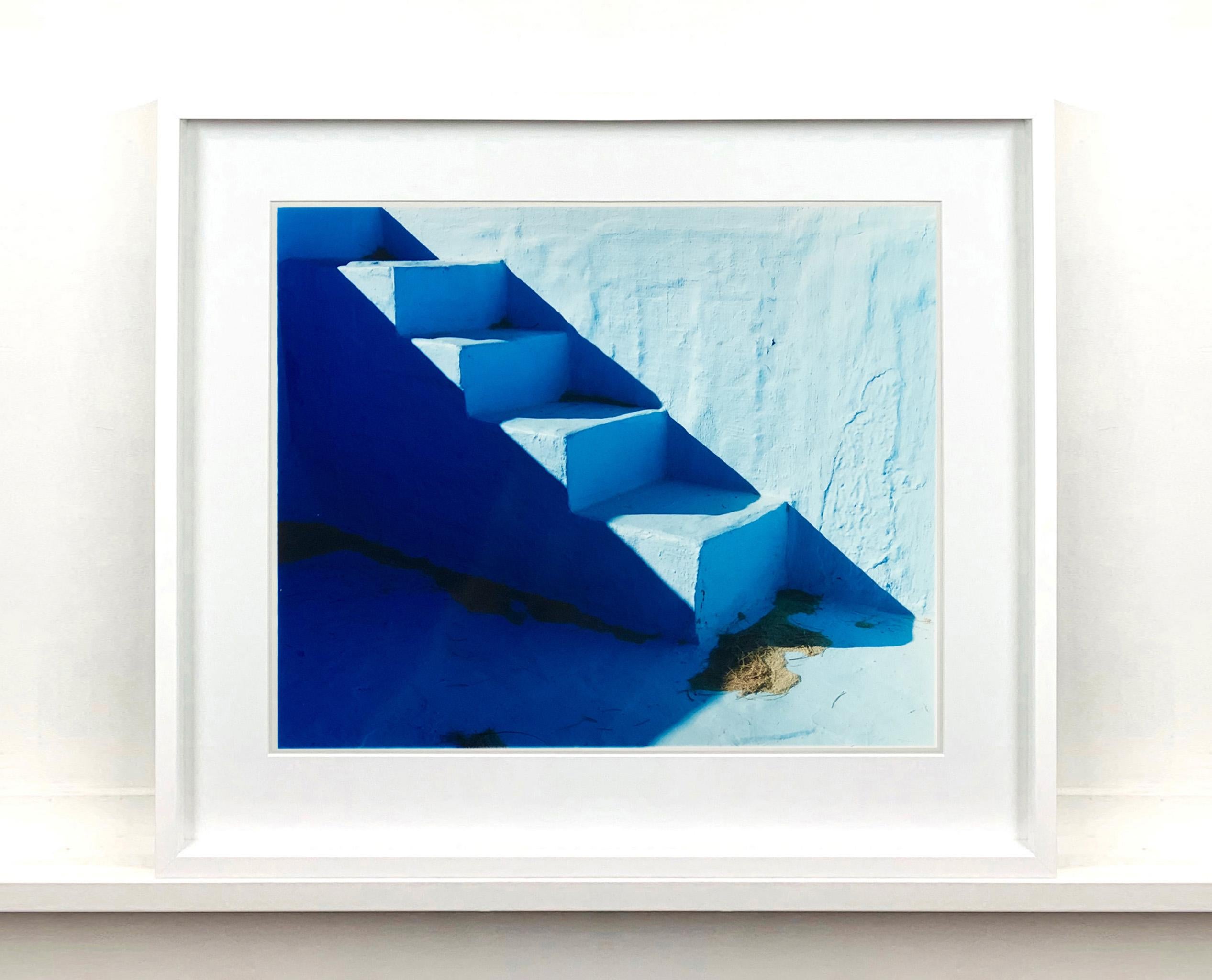 Steps, Zzyzx Resort Pool, Soda Dry Lake, Kalifornien – minimalistische blaue Fotografie – Photograph von Richard Heeps