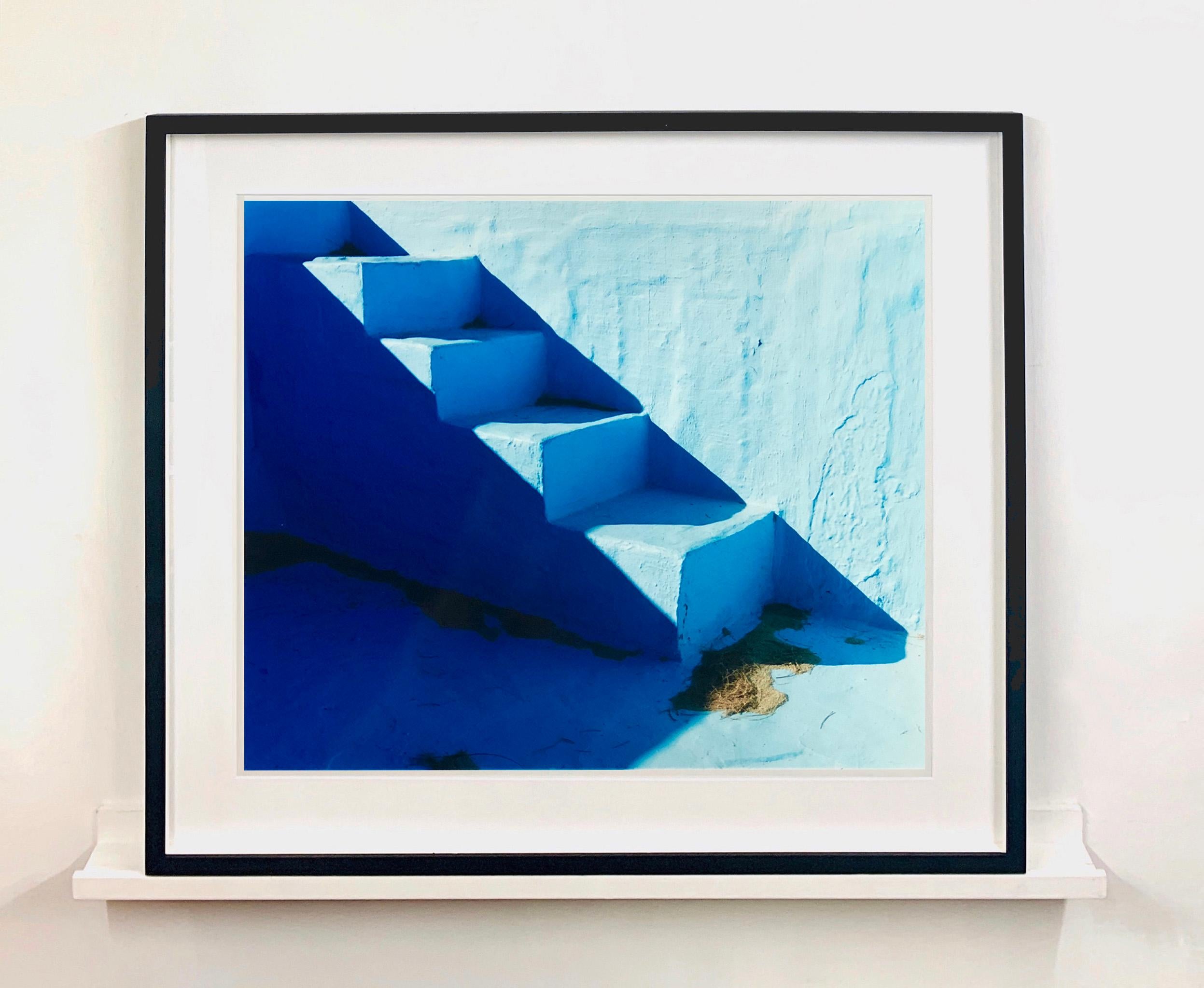 Steps, Zzyzx Resort-Pool, Soda Dry Lake, Kalifornien – Minimalistische blaue Fotografie (Zeitgenössisch), Photograph, von Richard Heeps