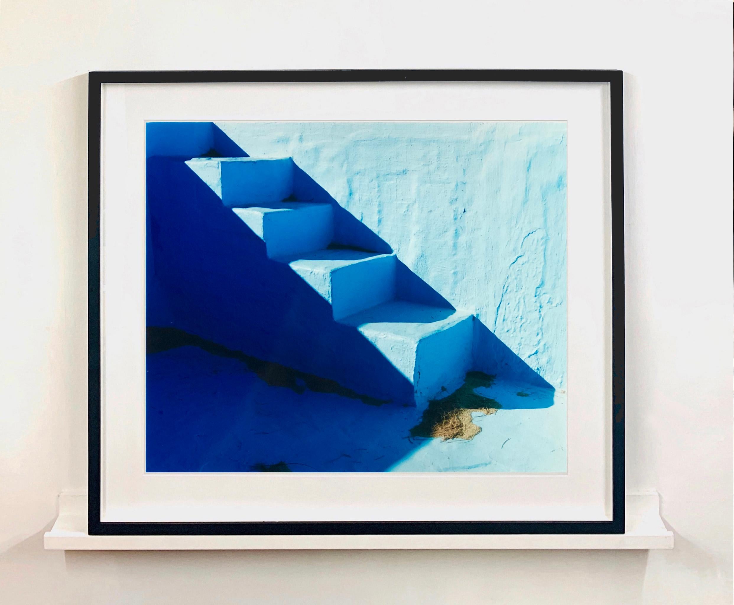 Steps, Zzyzx Resort Pool, Soda Dry Lake, Kalifornien – minimalistische blaue Fotografie (Zeitgenössisch), Photograph, von Richard Heeps