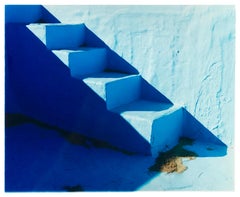 Steps, piscine de la station Zzyzx, lac à déversement de savon, Californie - Photographie bleue minimaliste