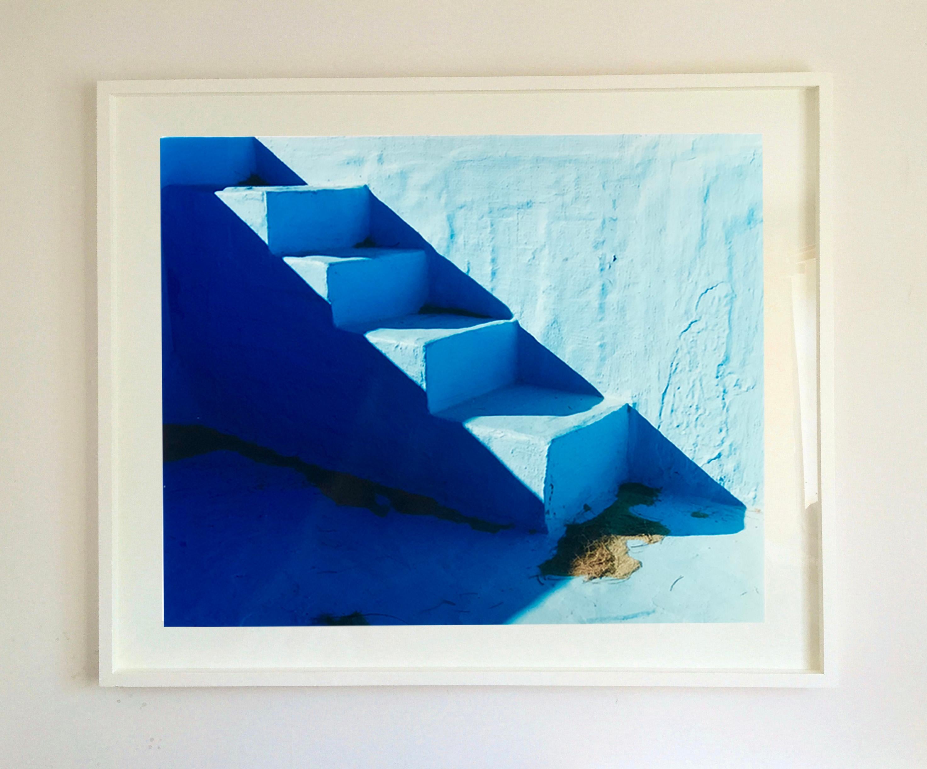 Steps, Zzyzx Resort Pool, Soda Dry Lake, Kalifornien – minimalistische blaue Fotografie – Photograph von Richard Heeps