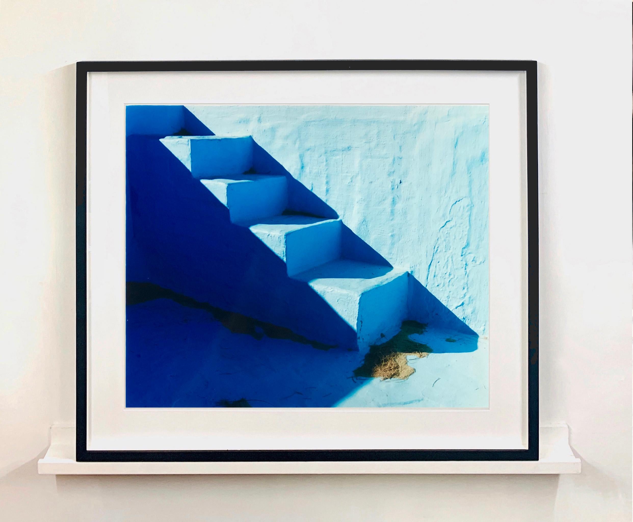 Escalones, piscina del complejo Zzyzx, Lago Seco de Soda, California - Fotografía Azul Mínima - Photograph Contemporáneo de Richard Heeps