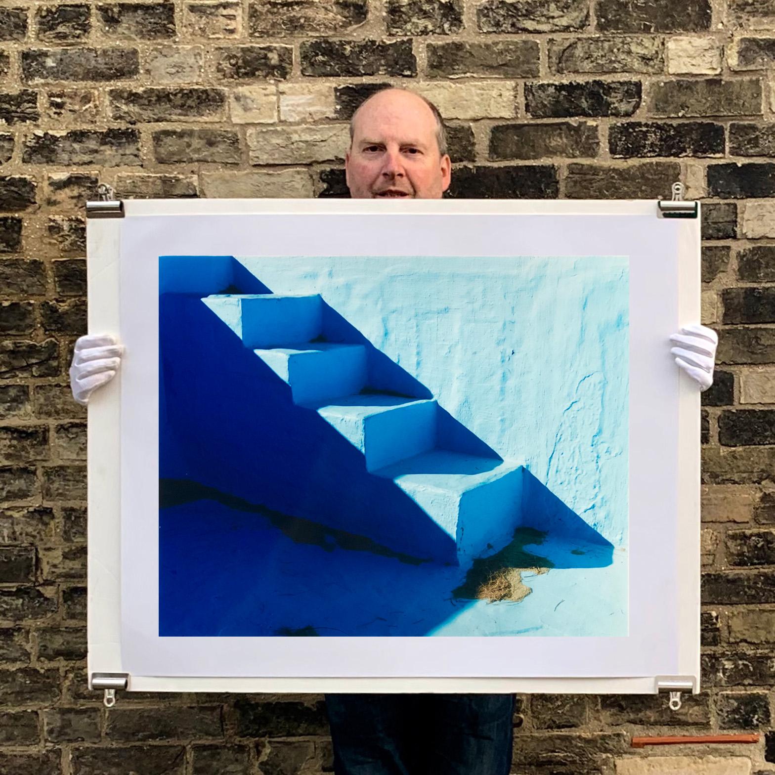 Steps, Zzyzx Resort Pool, Soda Dry Lake, Kalifornien – minimalistische blaue Fotografie (Blau), Color Photograph, von Richard Heeps