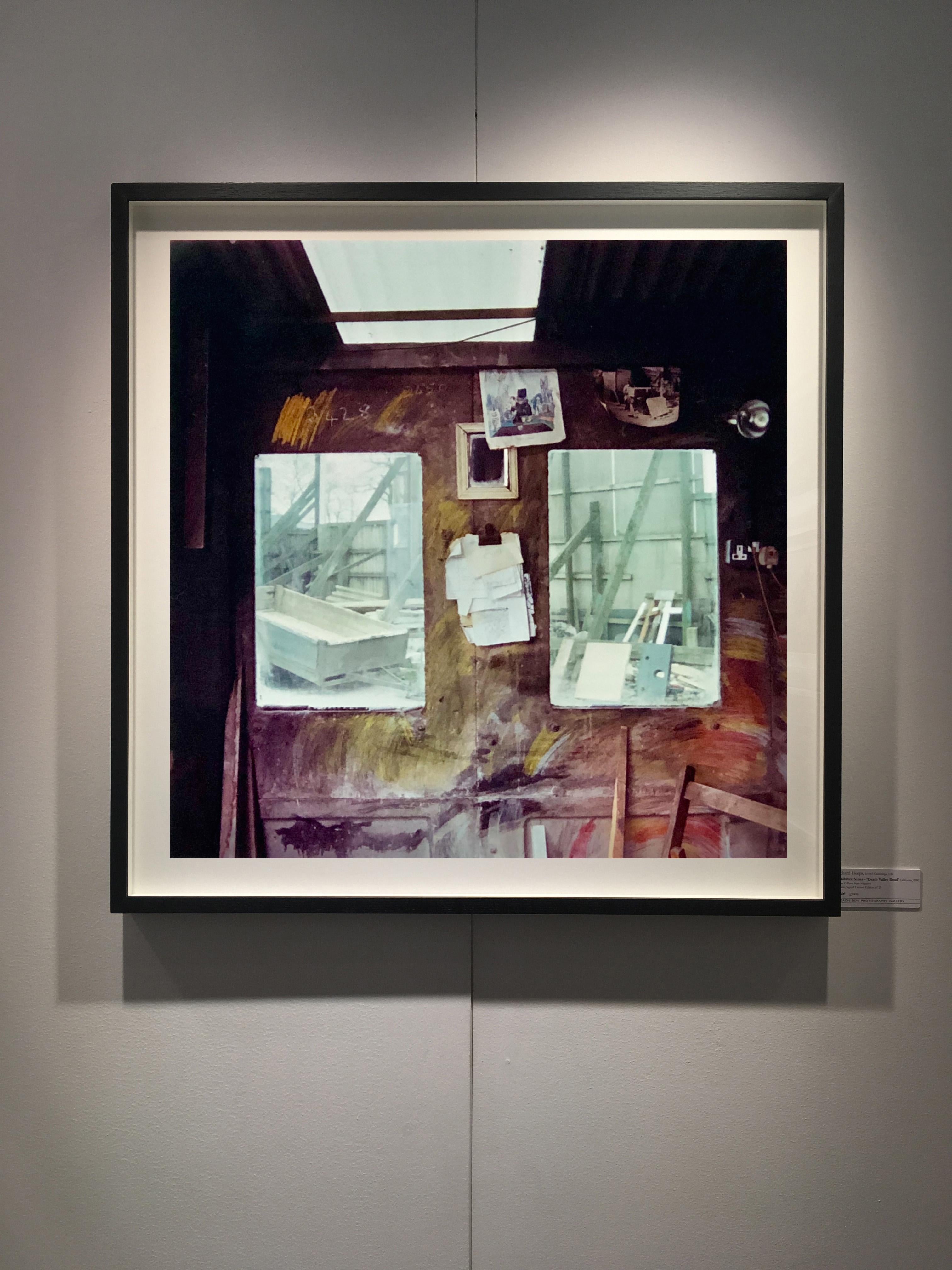 L'atelier de Stonemason, Northwich - Photographie couleur industrielle britannique - Print de Richard Heeps