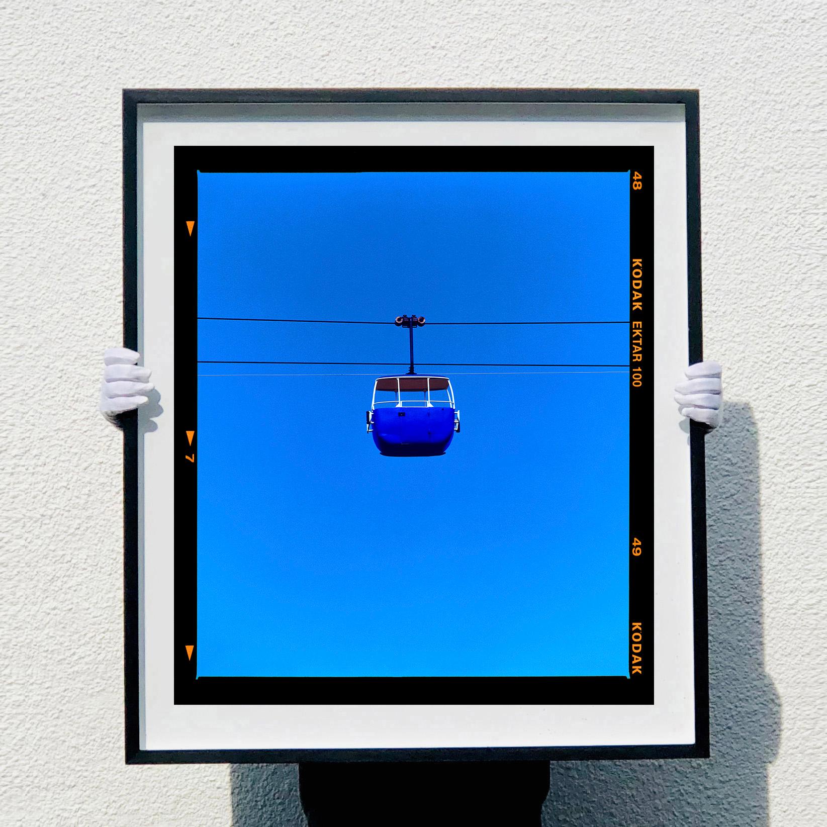 Teleférico de la Cumbre (Azul), Llandudno - Fotografía minimalista en color azul - Print de Richard Heeps