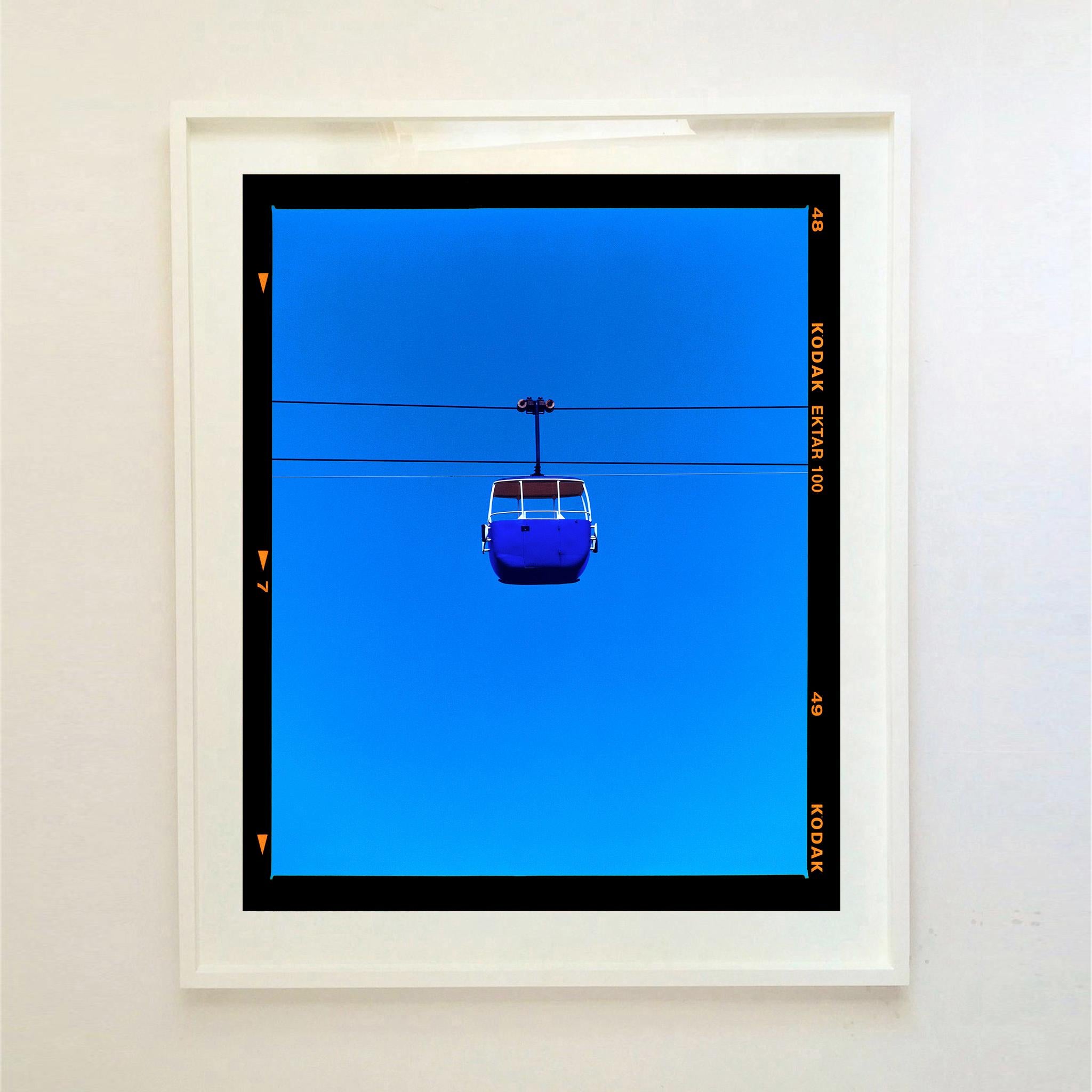 Teleférico de la Cumbre (Azul), Llandudno - Fotografía minimalista en color azul - Print Contemporáneo de Richard Heeps
