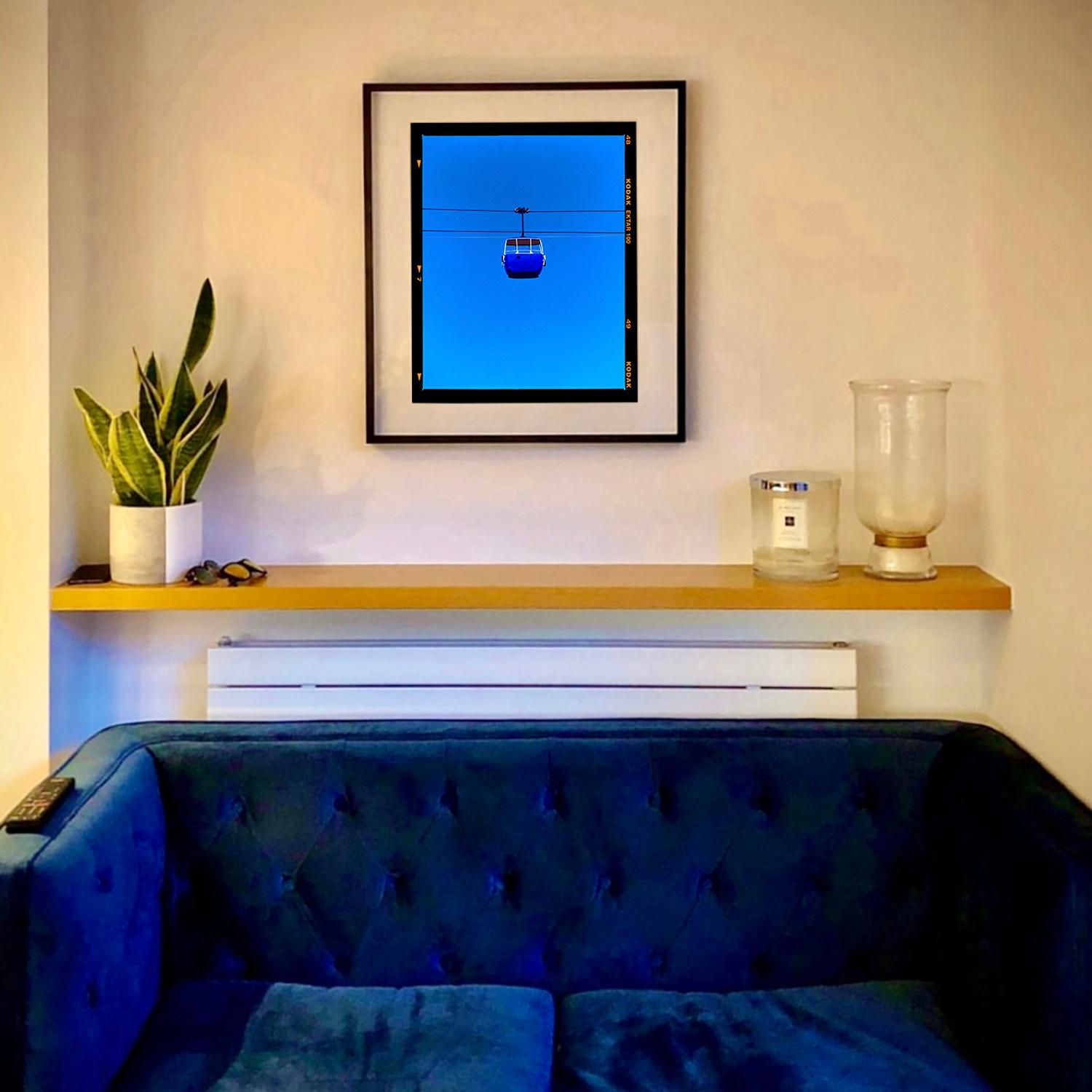 Teleférico de la Cumbre (Azul), Llandudno - Fotografía minimalista en color azul en venta 1