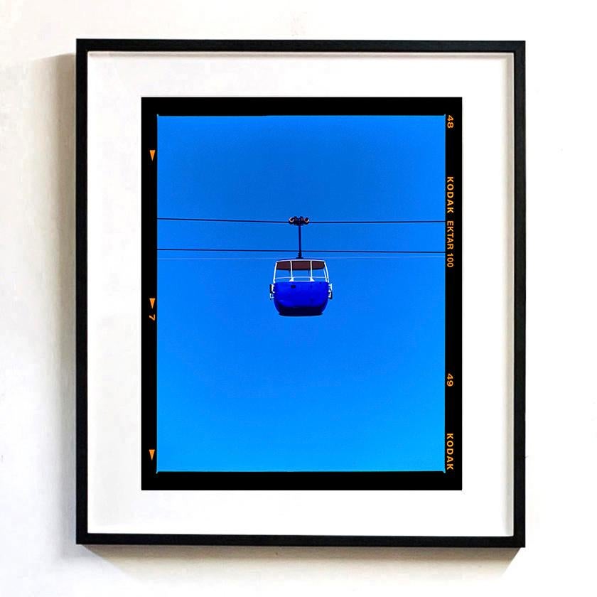 Teleférico de la Cumbre (Azul), Llandudno - Fotografía minimalista en color azul en venta 2