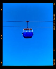 Car Summit Cable Car (bleu), Llandudno - photographie minimaliste de couleur bleue