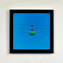 Teleférico Summit Cable Car Green, Llandudno - Lámina fotográfica en color de estilo minimalista «Blue Sky»