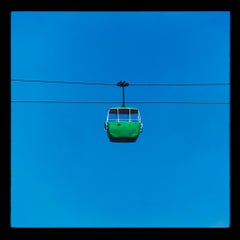 Teleférico Summit Cable Car Green, Llandudno - Lámina fotográfica en color de estilo minimalista «Blue Sky»